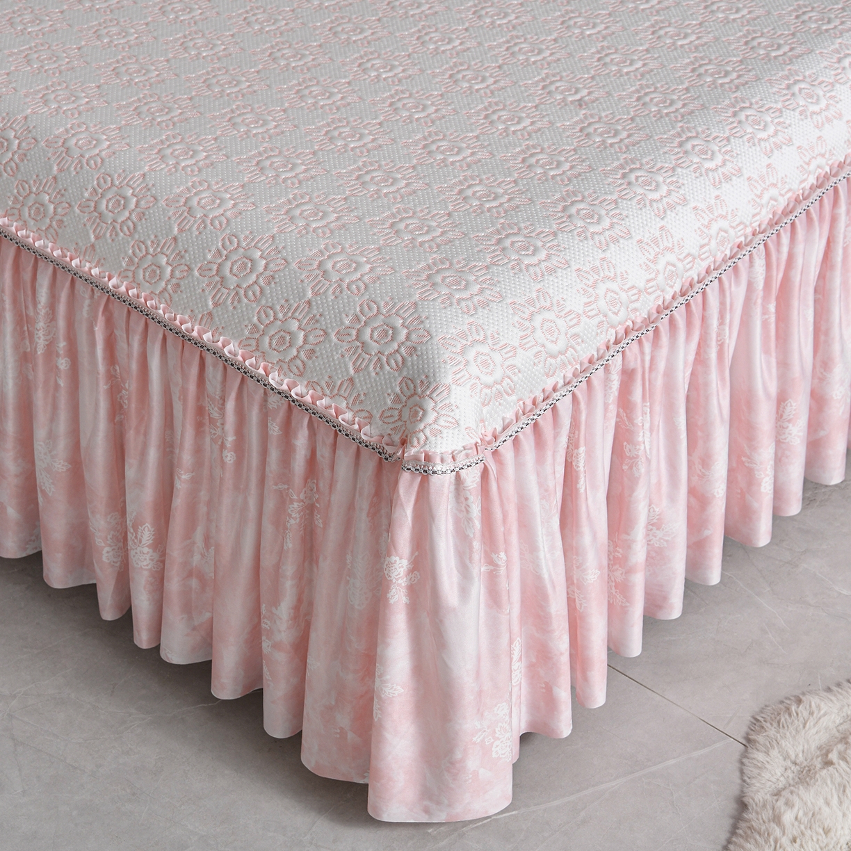 91家纺网 家纺一手货源 找家纺 （总）畅畅家纺 2026新款夏季冰豆豆PE高分子凉感印花床裙款空调软凉席三件套