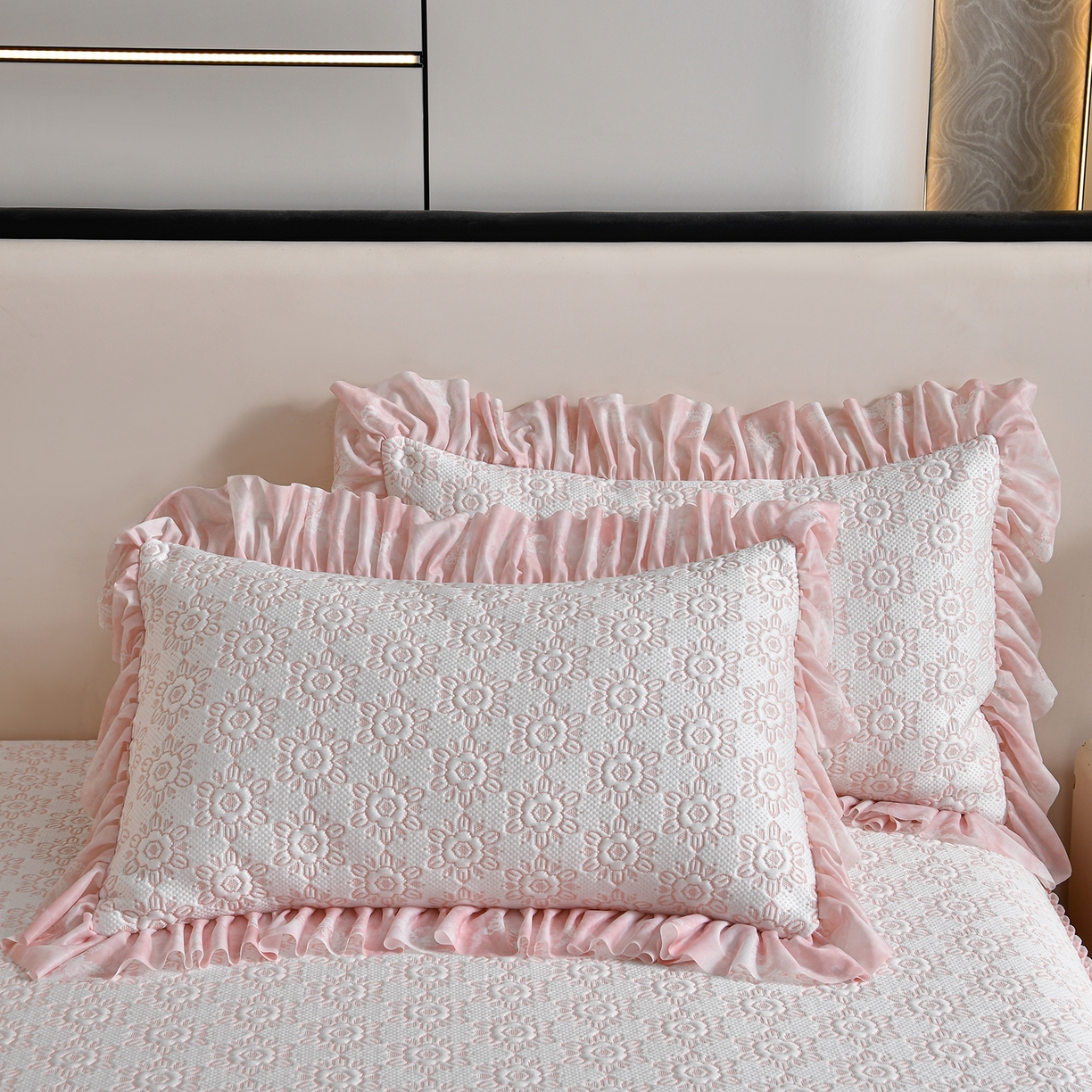 91家纺网 家纺一手货源 找家纺 畅畅家纺 2026新款夏季冰豆豆PE高分子凉感印花床裙款空调软凉席三件套 花韵-粉