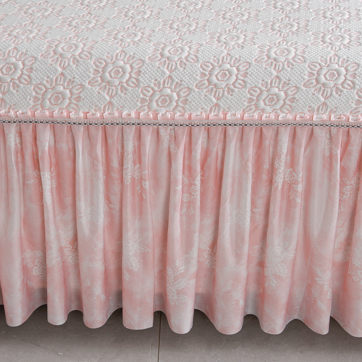 91家纺网 家纺一手货源 找家纺 畅畅家纺 2026新款夏季冰豆豆PE高分子凉感印花床裙款空调软凉席三件套 花韵-粉