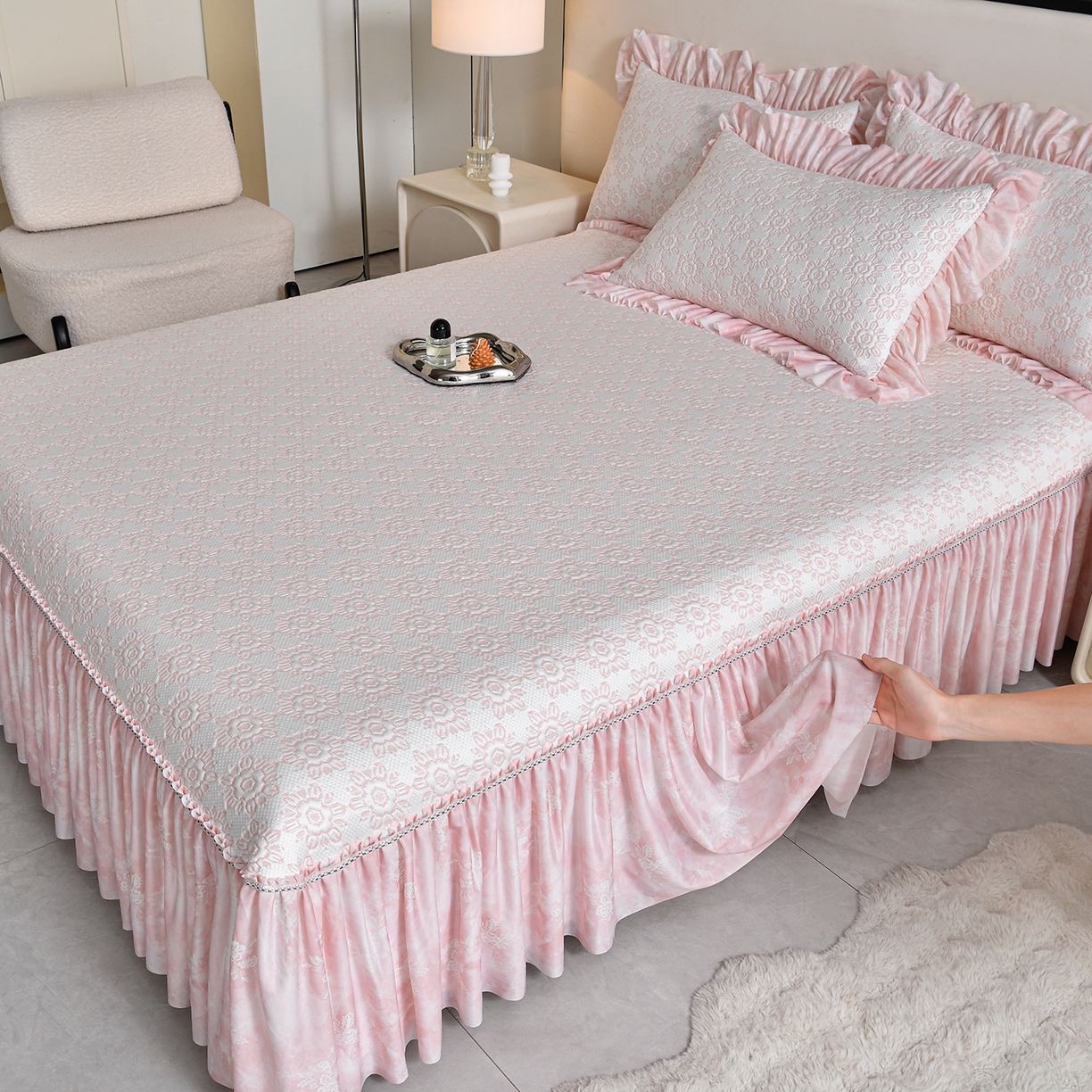 91家纺网 家纺一手货源 找家纺 畅畅家纺 2026新款夏季冰豆豆PE高分子凉感印花床裙款空调软凉席三件套 花韵-粉