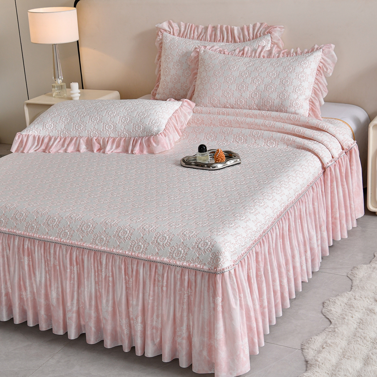 91家纺网 家纺一手货源 找家纺 畅畅家纺 2026新款夏季冰豆豆PE高分子凉感印花床裙款空调软凉席三件套 花韵-粉