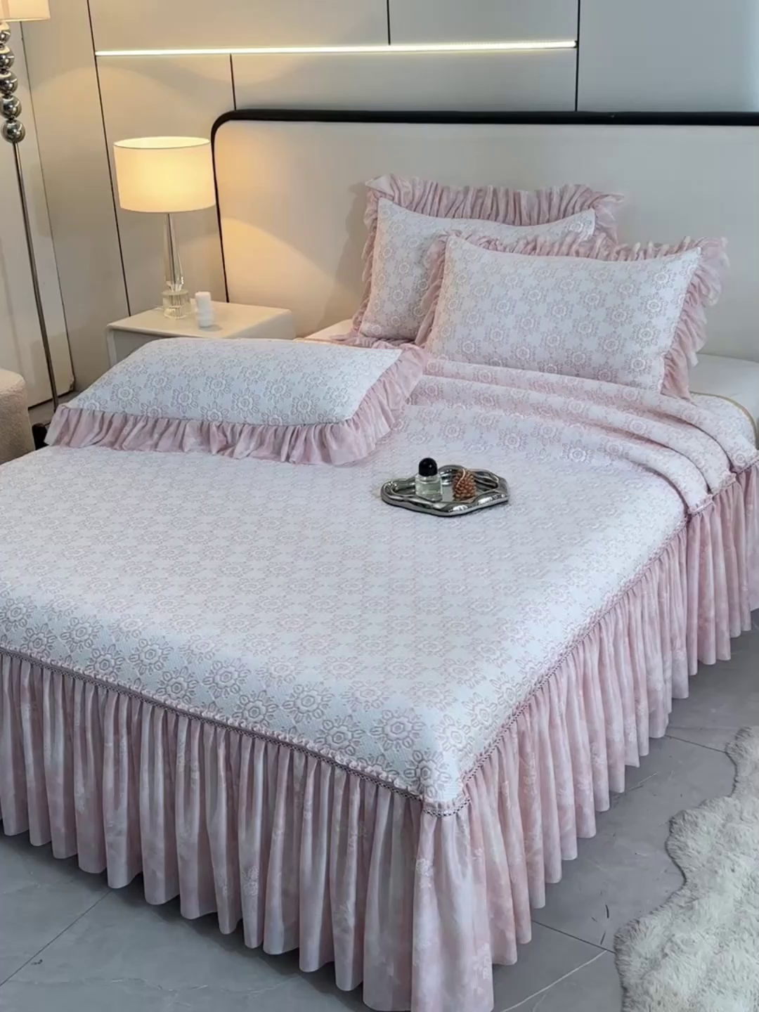 91家纺网 家纺一手货源 找家纺 畅畅家纺 2026新款夏季冰豆豆PE高分子凉感印花床裙款空调软凉席三件套 花韵-粉