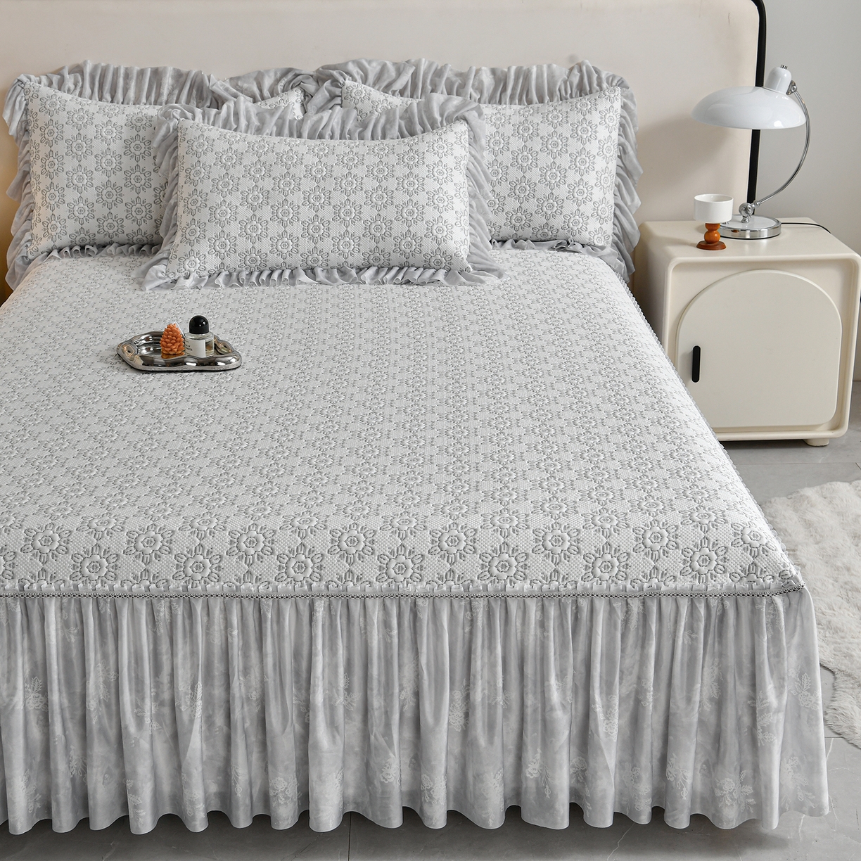 91家纺网 家纺一手货源 找家纺 畅畅家纺 2026新款夏季冰豆豆PE高分子凉感印花床裙款空调软凉席三件套 花韵-灰