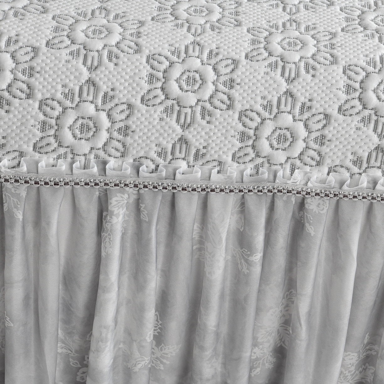 91家纺网 家纺一手货源 找家纺 畅畅家纺 2026新款夏季冰豆豆PE高分子凉感印花床裙款空调软凉席三件套 花韵-灰