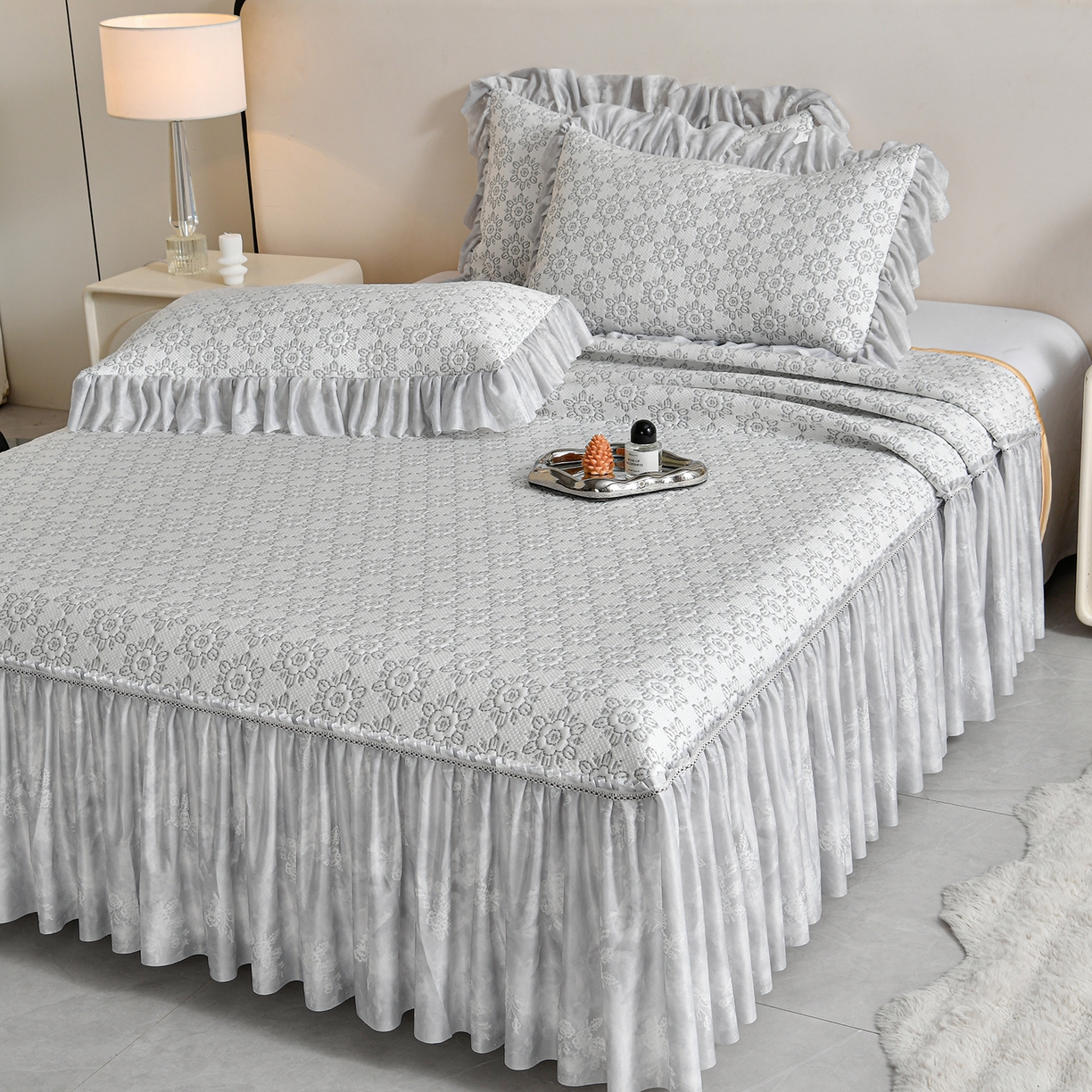 91家纺网 家纺一手货源 找家纺 畅畅家纺 2026新款夏季冰豆豆PE高分子凉感印花床裙款空调软凉席三件套 花韵-灰