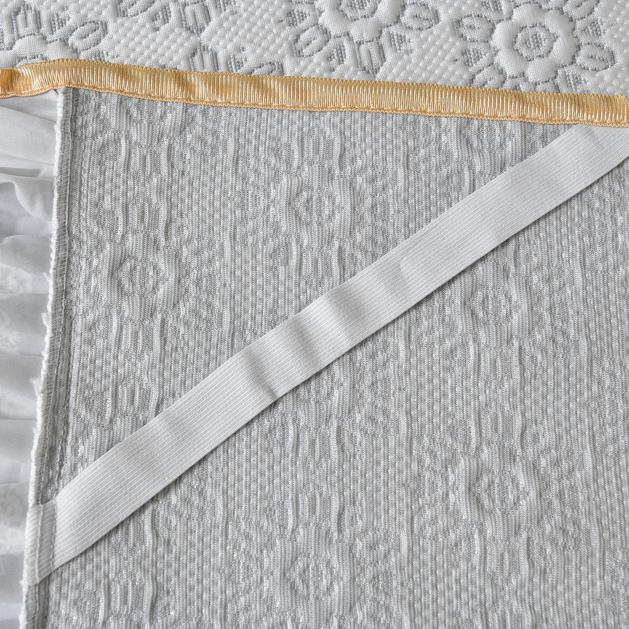 91家纺网 家纺一手货源 找家纺 畅畅家纺 2026新款夏季冰豆豆PE高分子凉感印花床裙款空调软凉席三件套 花韵-灰