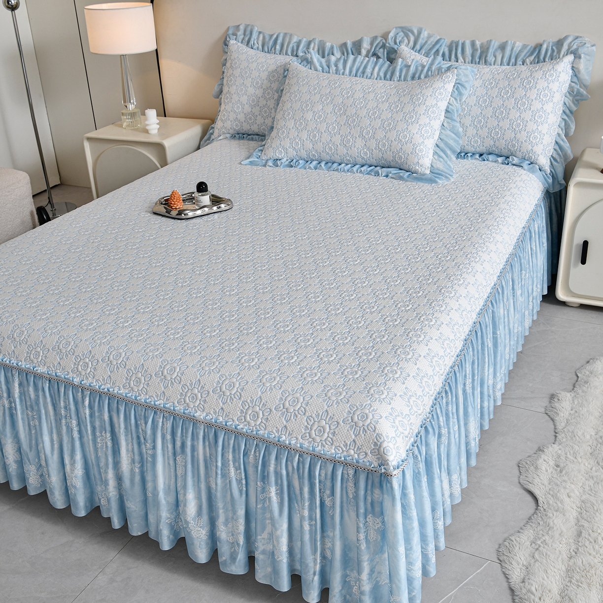 91家纺网 家纺一手货源 找家纺 畅畅家纺 2026新款夏季冰豆豆PE高分子凉感印花床裙款空调软凉席三件套 花韵-蓝