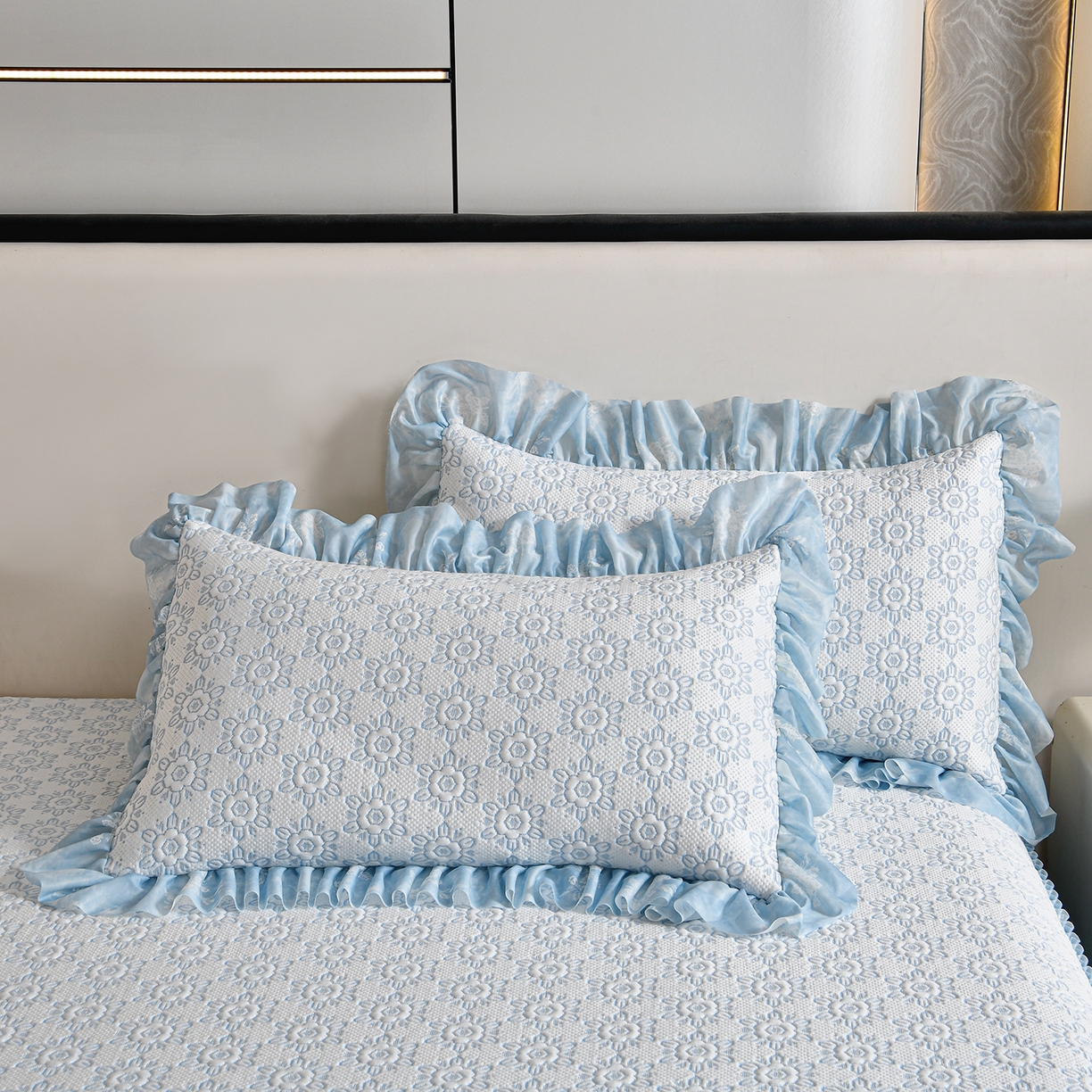 91家纺网 家纺一手货源 找家纺 畅畅家纺 2026新款夏季冰豆豆PE高分子凉感印花床裙款空调软凉席三件套 花韵-蓝