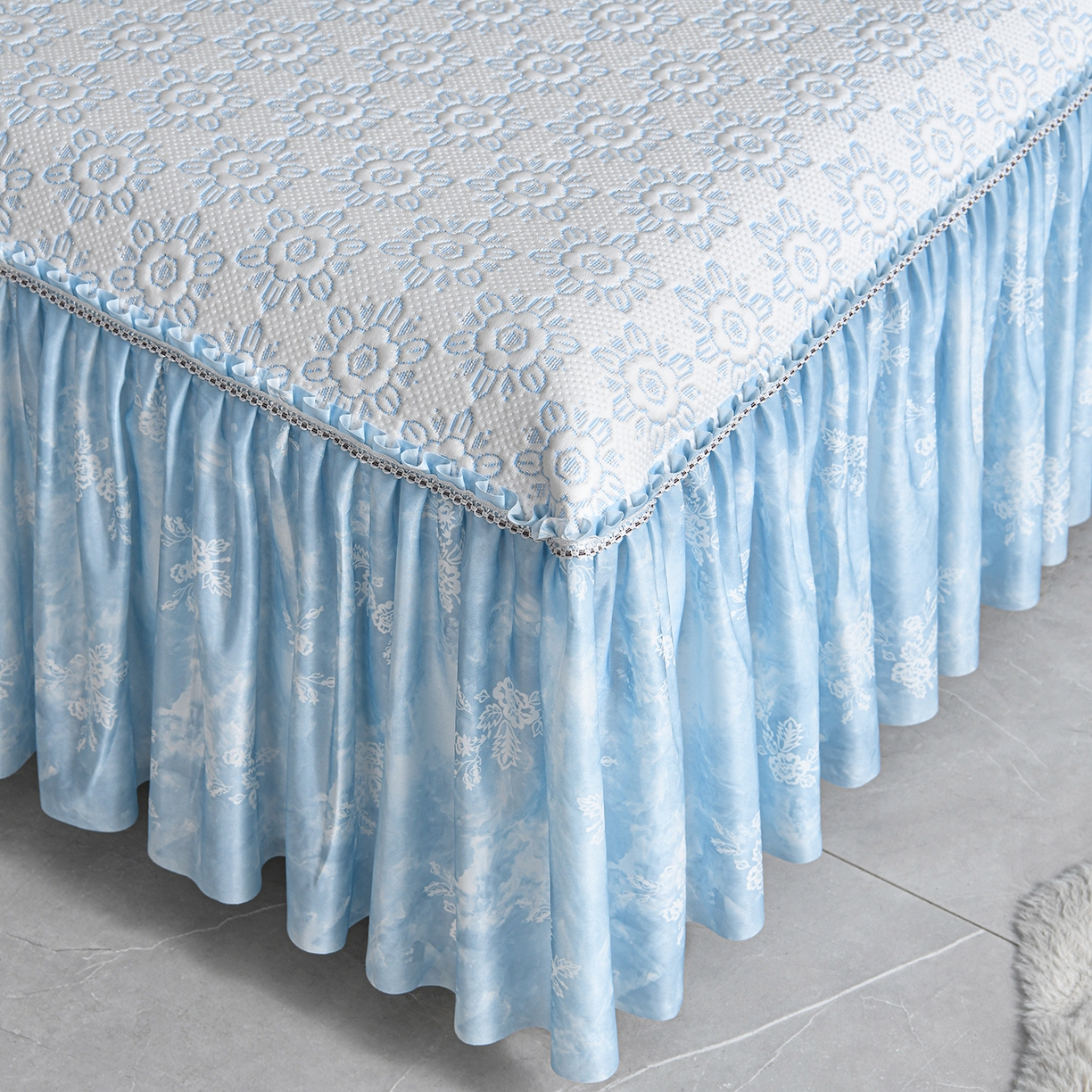 91家纺网 家纺一手货源 找家纺 畅畅家纺 2026新款夏季冰豆豆PE高分子凉感印花床裙款空调软凉席三件套 花韵-蓝