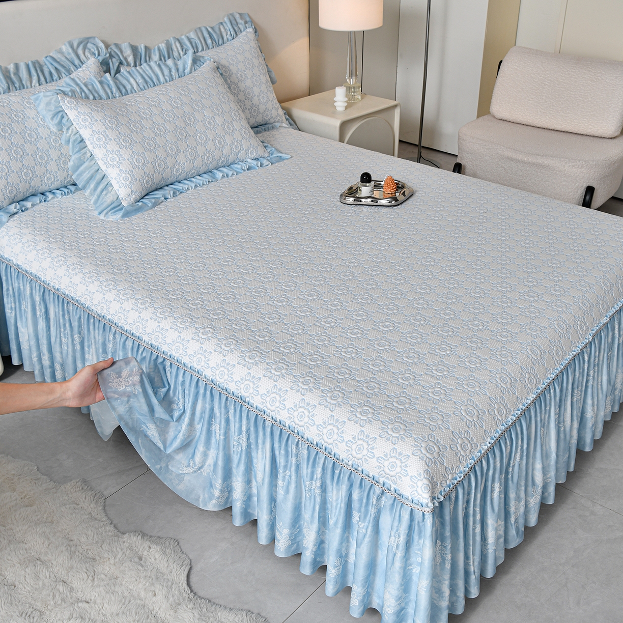 91家纺网 家纺一手货源 找家纺 畅畅家纺 2026新款夏季冰豆豆PE高分子凉感印花床裙款空调软凉席三件套 花韵-蓝