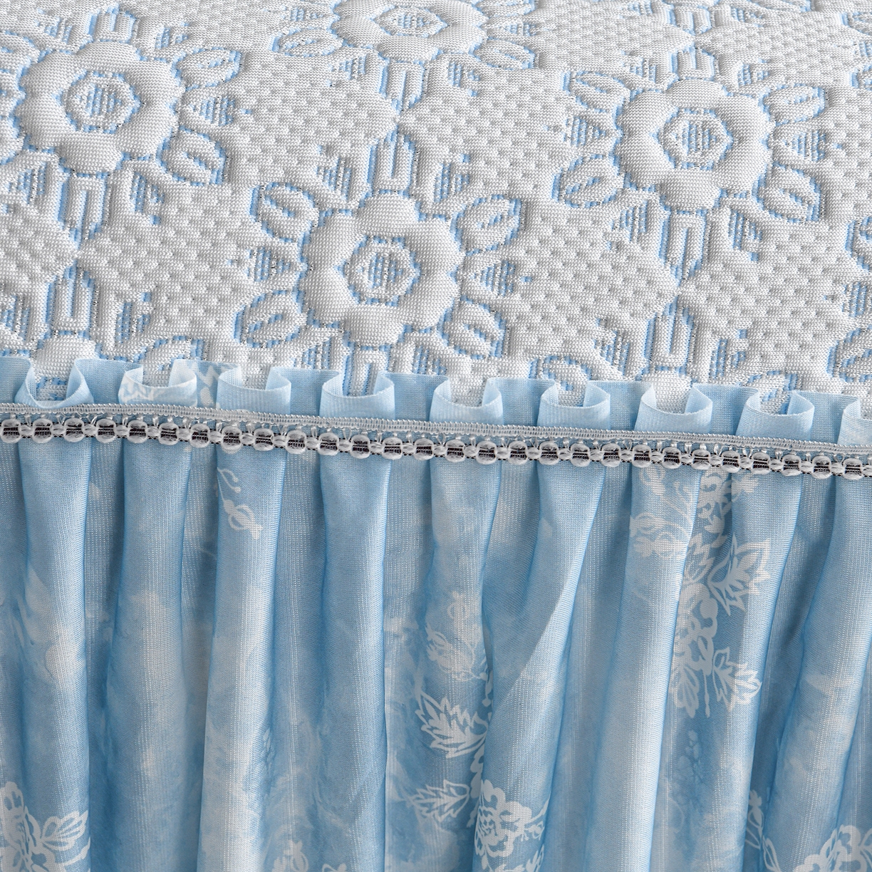 91家纺网 家纺一手货源 找家纺 畅畅家纺 2026新款夏季冰豆豆PE高分子凉感印花床裙款空调软凉席三件套 花韵-蓝