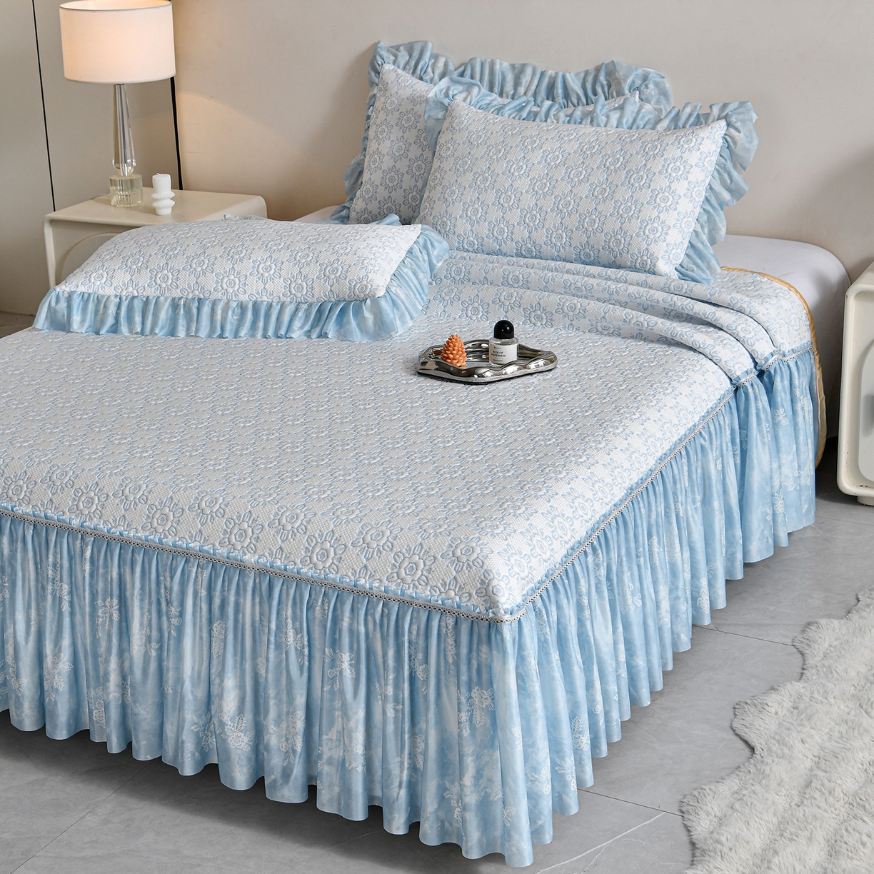 91家纺网 家纺一手货源 找家纺 畅畅家纺 2026新款夏季冰豆豆PE高分子凉感印花床裙款空调软凉席三件套 花韵-蓝