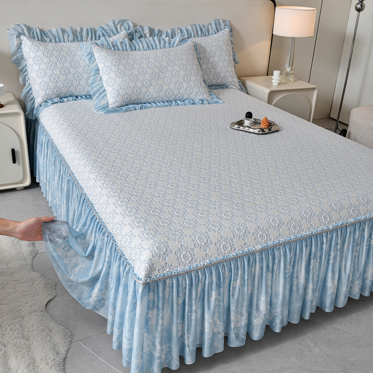 91家纺网 家纺一手货源 找家纺 畅畅家纺 2026新款夏季冰豆豆PE高分子凉感印花床裙款空调软凉席三件套 花韵-蓝