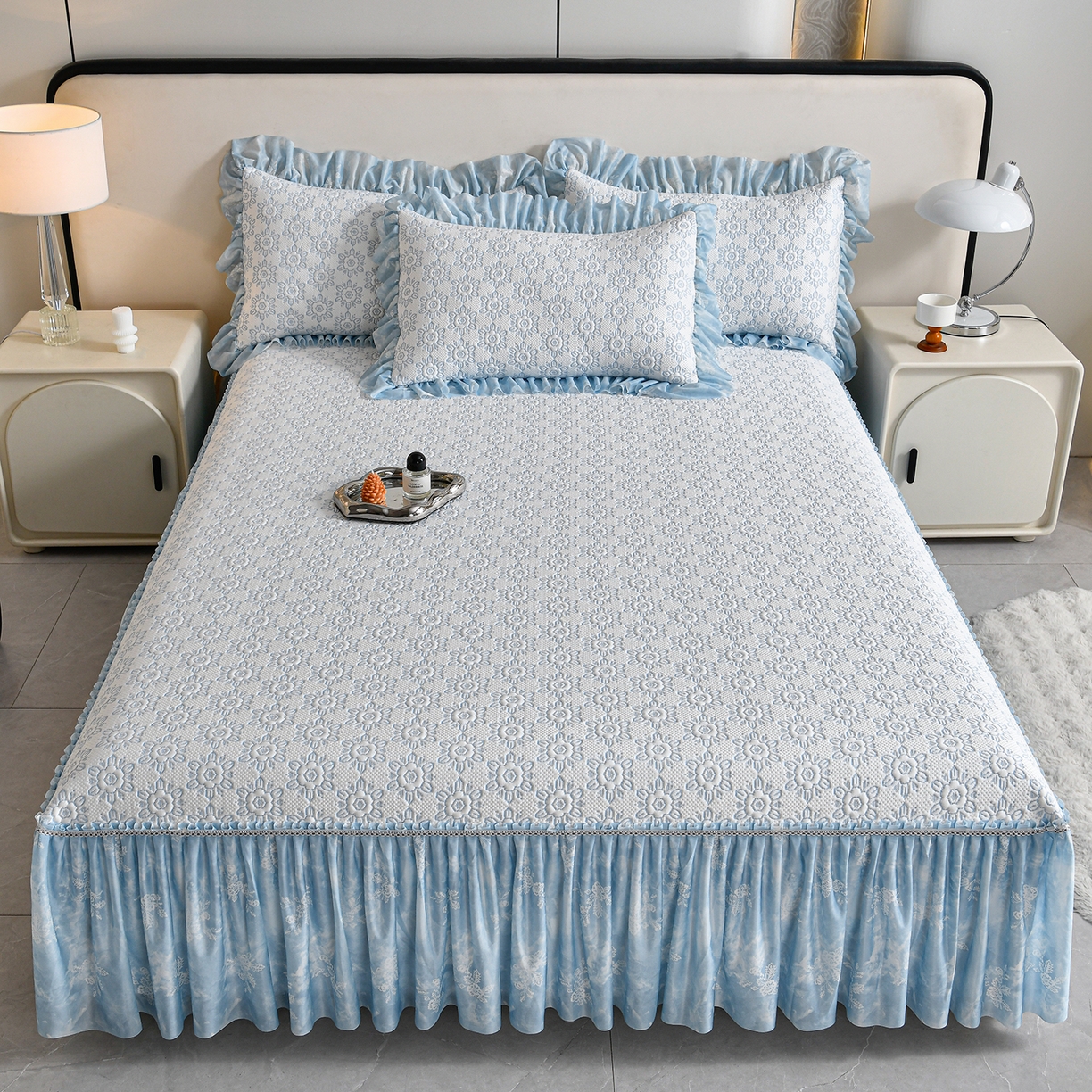 91家纺网 家纺一手货源 找家纺 畅畅家纺 2026新款夏季冰豆豆PE高分子凉感印花床裙款空调软凉席三件套 花韵-蓝