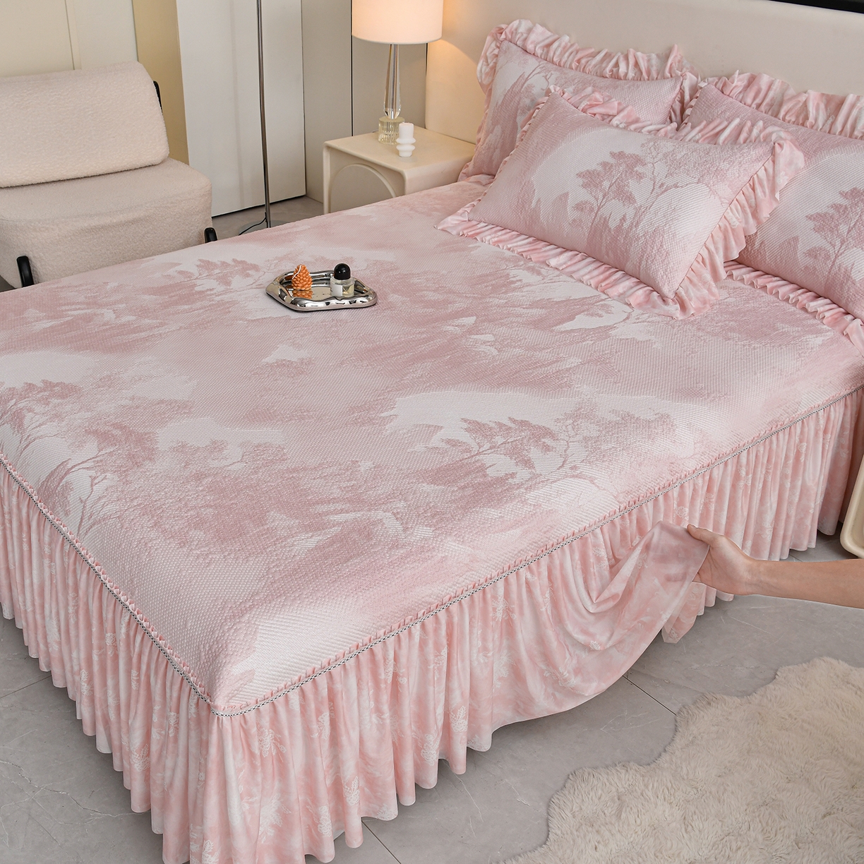 91家纺网 家纺一手货源 找家纺 畅畅家纺 2026新款夏季冰豆豆PE高分子凉感印花床裙款空调软凉席三件套 意境-粉