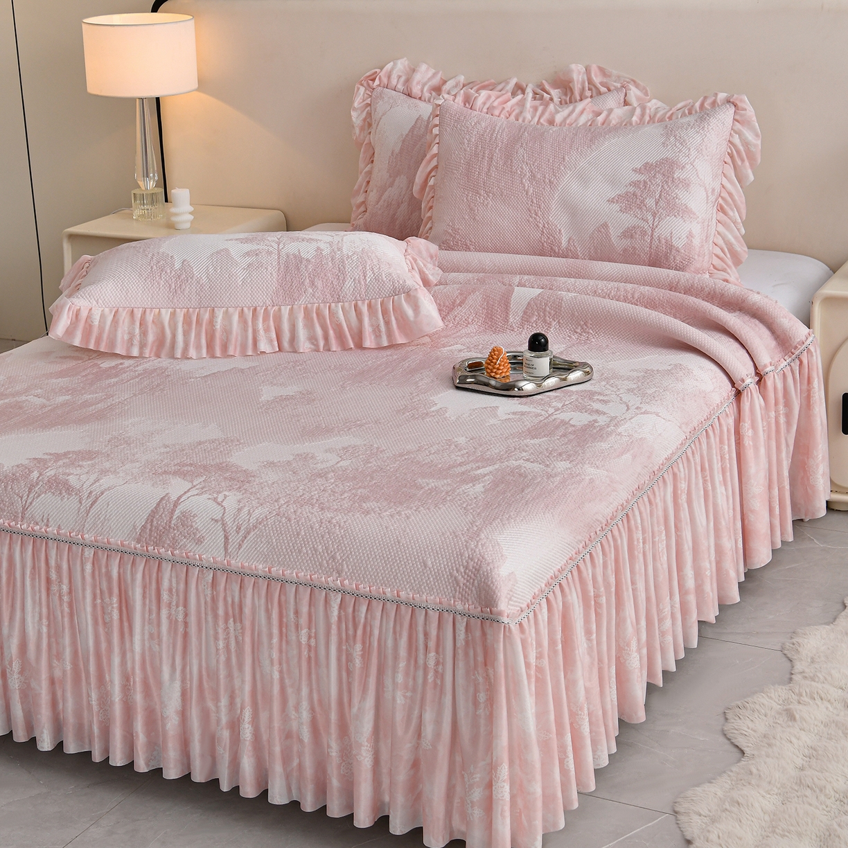 91家纺网 家纺一手货源 找家纺 畅畅家纺 2026新款夏季冰豆豆PE高分子凉感印花床裙款空调软凉席三件套 意境-粉