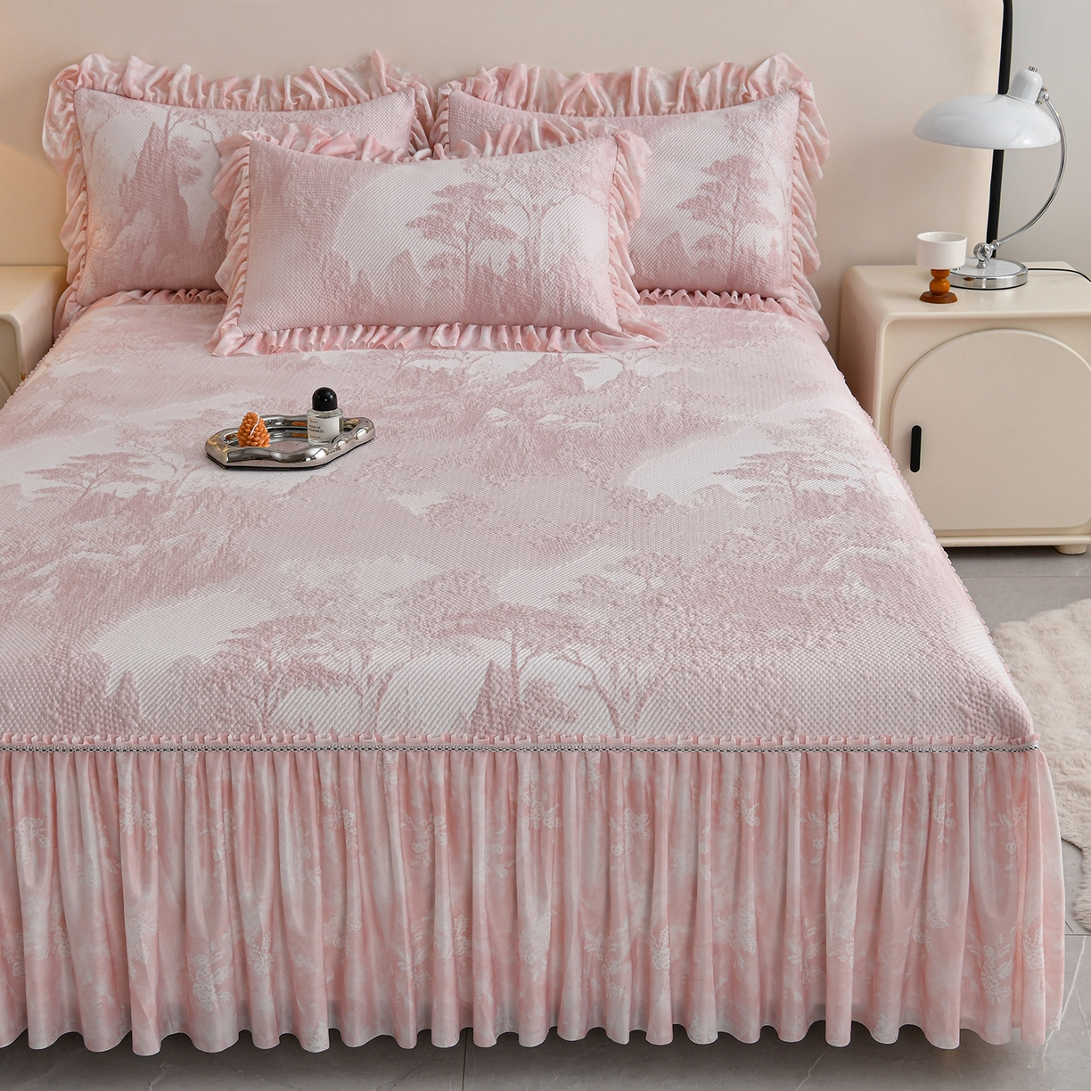 91家纺网 家纺一手货源 找家纺 畅畅家纺 2026新款夏季冰豆豆PE高分子凉感印花床裙款空调软凉席三件套 意境-粉