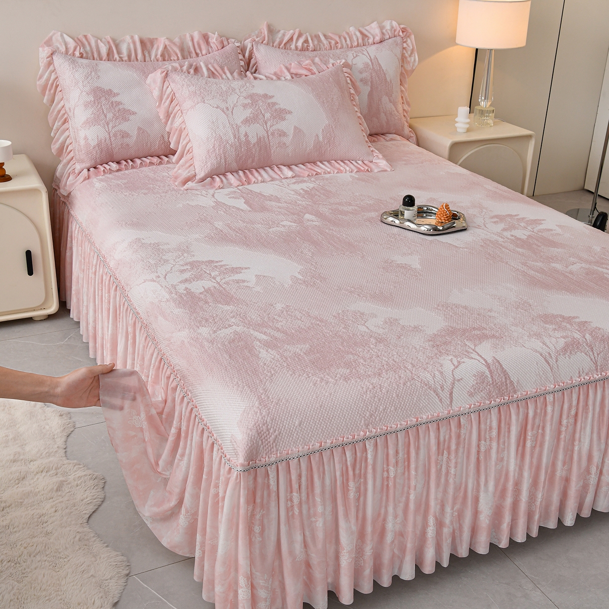 91家纺网 家纺一手货源 找家纺 畅畅家纺 2026新款夏季冰豆豆PE高分子凉感印花床裙款空调软凉席三件套 意境-粉