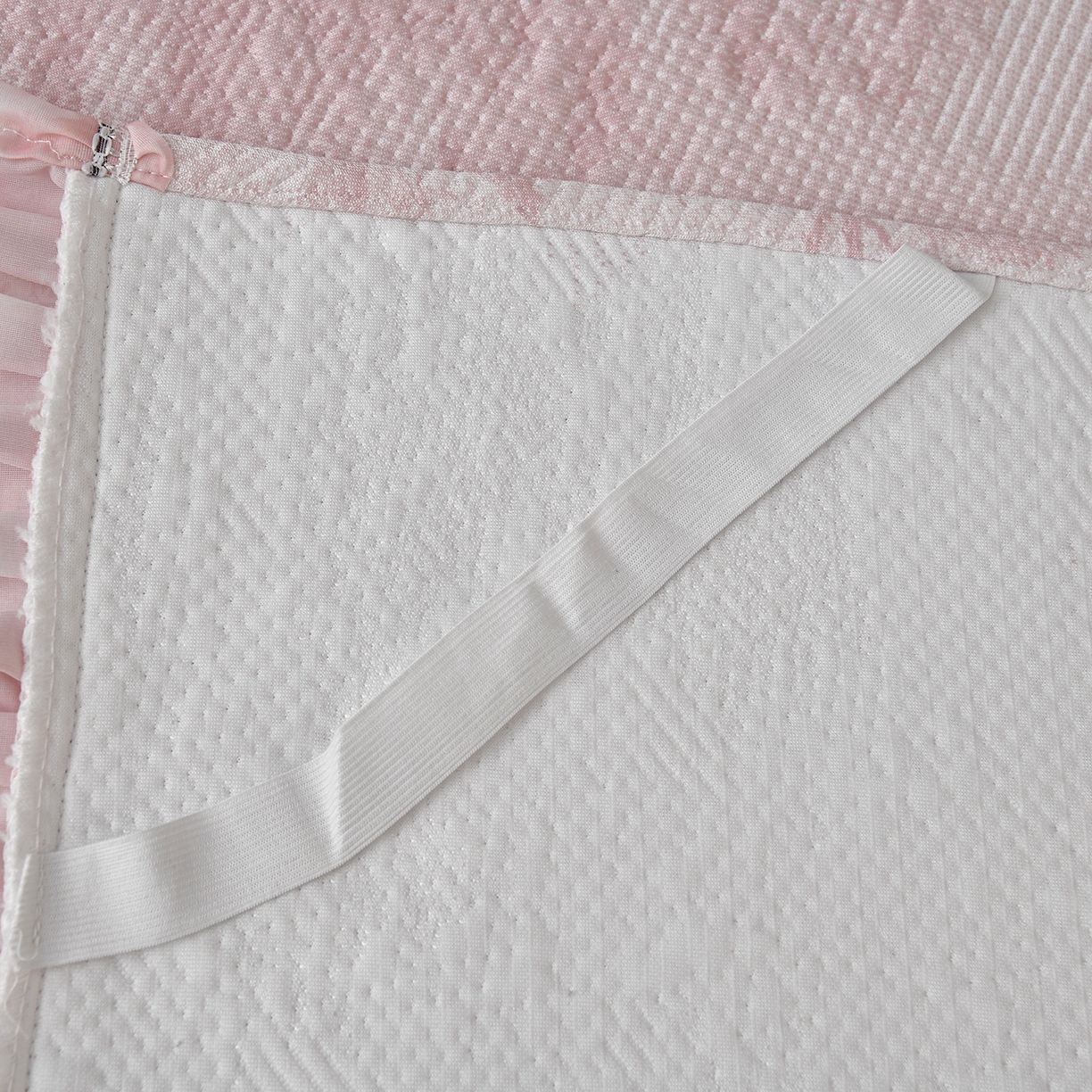 91家纺网 家纺一手货源 找家纺 畅畅家纺 2026新款夏季冰豆豆PE高分子凉感印花床裙款空调软凉席三件套 意境-粉