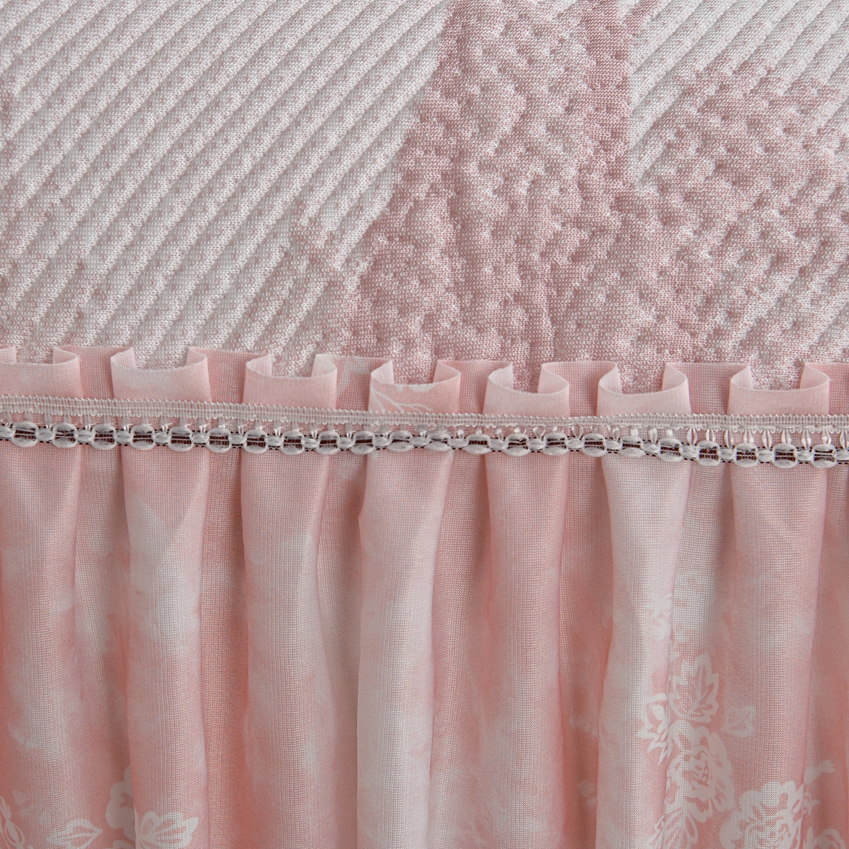 91家纺网 家纺一手货源 找家纺 畅畅家纺 2026新款夏季冰豆豆PE高分子凉感印花床裙款空调软凉席三件套 意境-粉