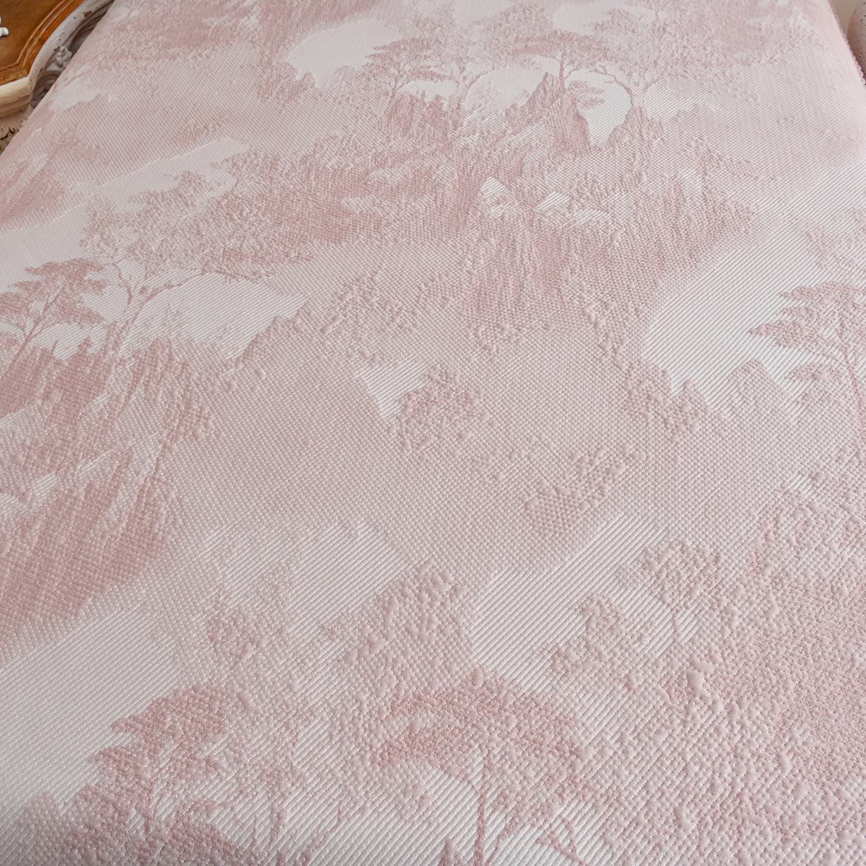 91家纺网 家纺一手货源 找家纺 畅畅家纺 2026新款夏季冰豆豆PE高分子凉感印花床裙款空调软凉席三件套 意境-粉