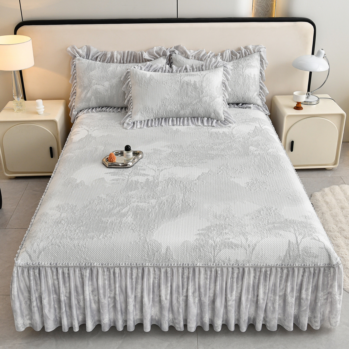 91家纺网 家纺一手货源 找家纺 畅畅家纺 2026新款夏季冰豆豆PE高分子凉感印花床裙款空调软凉席三件套 意境-灰