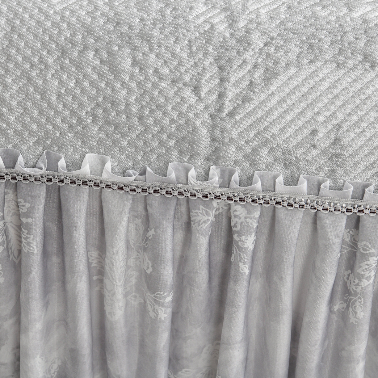 91家纺网 家纺一手货源 找家纺 畅畅家纺 2026新款夏季冰豆豆PE高分子凉感印花床裙款空调软凉席三件套 意境-灰