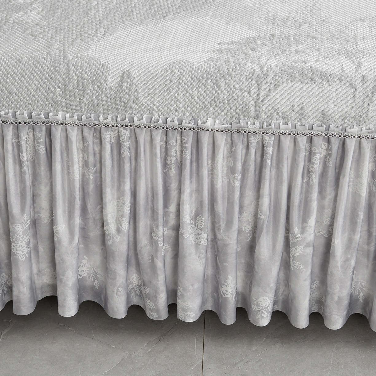 91家纺网 家纺一手货源 找家纺 畅畅家纺 2026新款夏季冰豆豆PE高分子凉感印花床裙款空调软凉席三件套 意境-灰