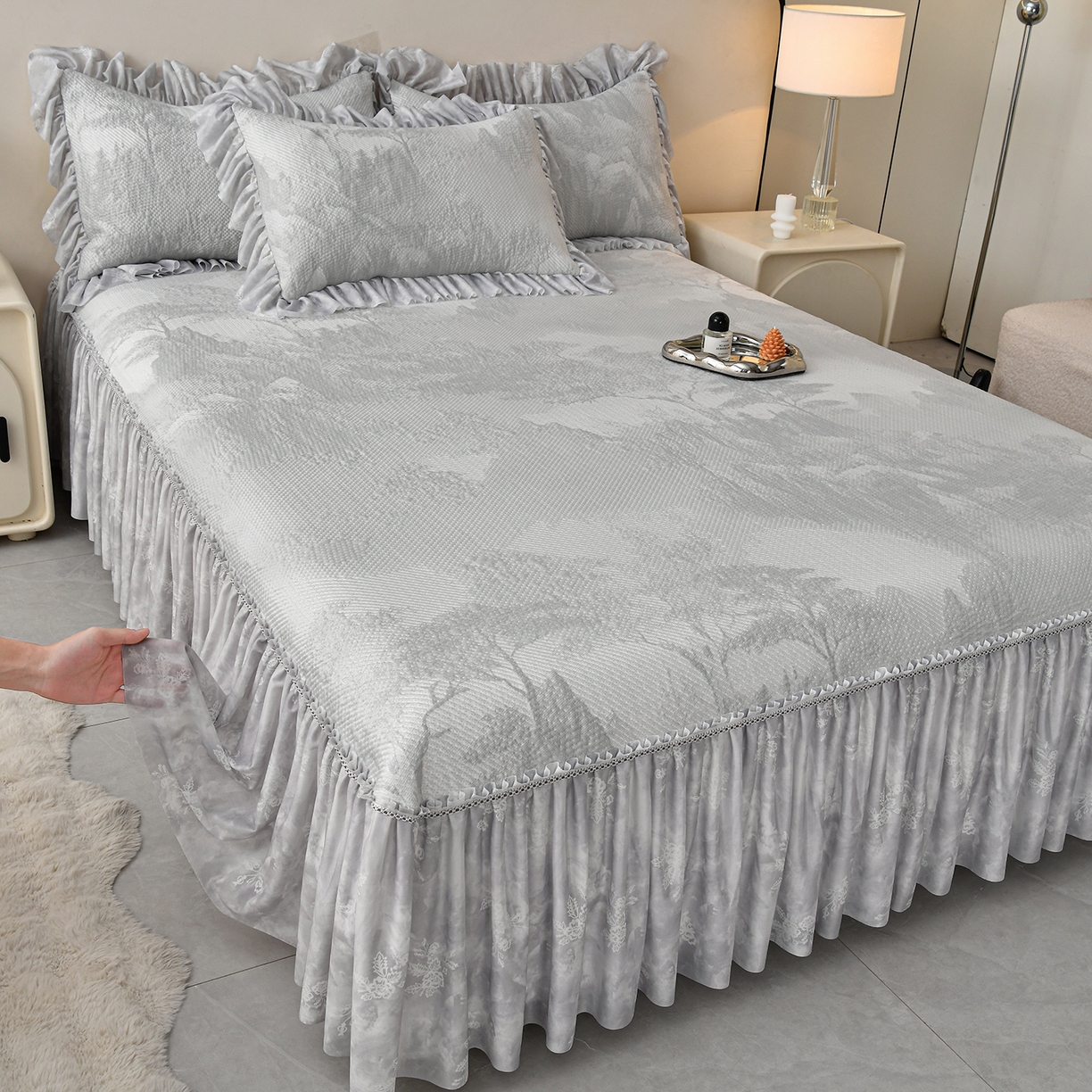 91家纺网 家纺一手货源 找家纺 畅畅家纺 2026新款夏季冰豆豆PE高分子凉感印花床裙款空调软凉席三件套 意境-灰