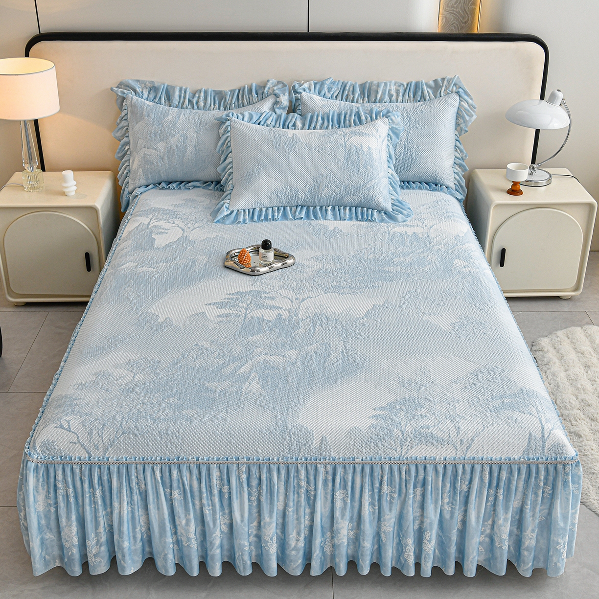 91家纺网 家纺一手货源 找家纺 畅畅家纺 2026新款夏季冰豆豆PE高分子凉感印花床裙款空调软凉席三件套 意境-蓝