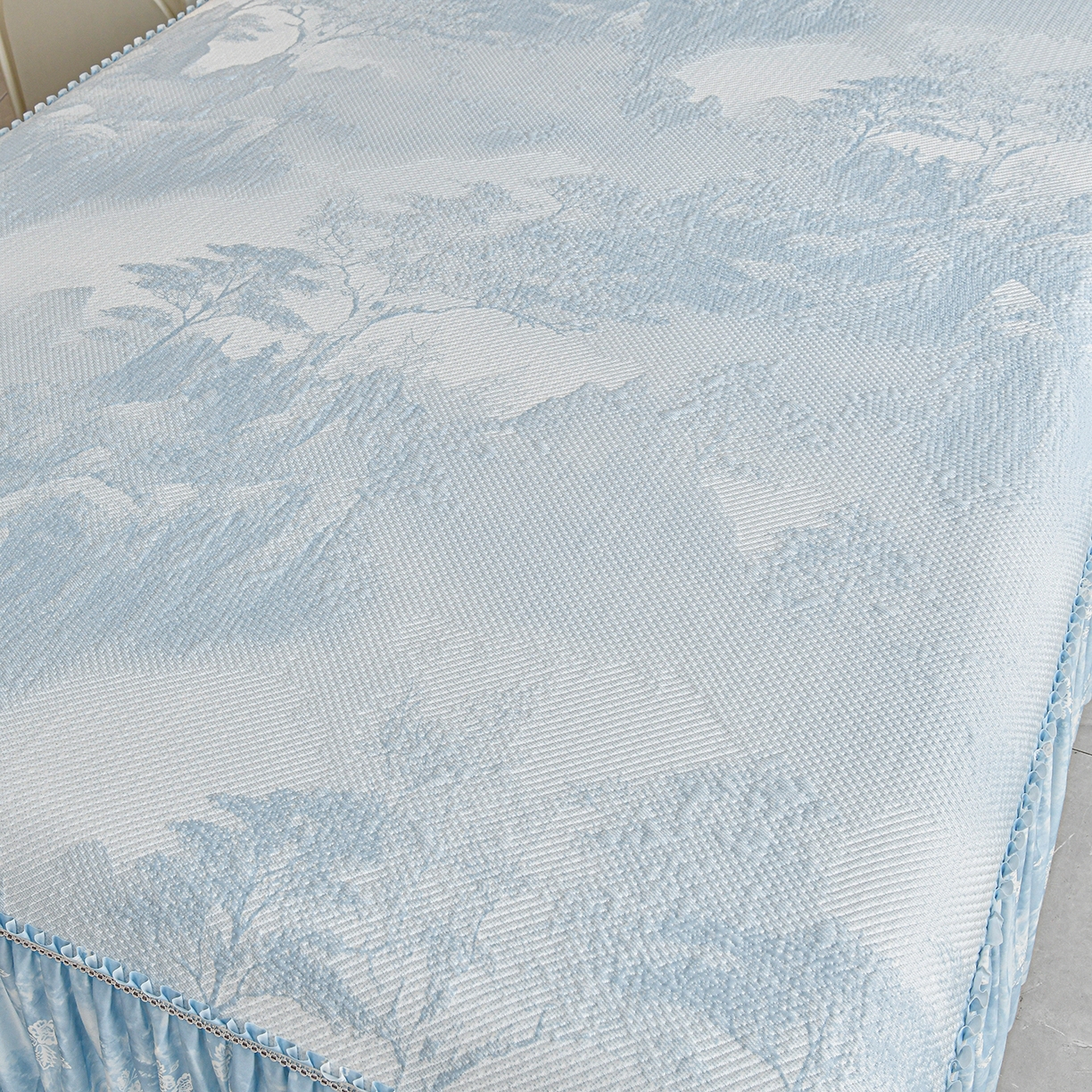 91家纺网 家纺一手货源 找家纺 畅畅家纺 2026新款夏季冰豆豆PE高分子凉感印花床裙款空调软凉席三件套 意境-蓝