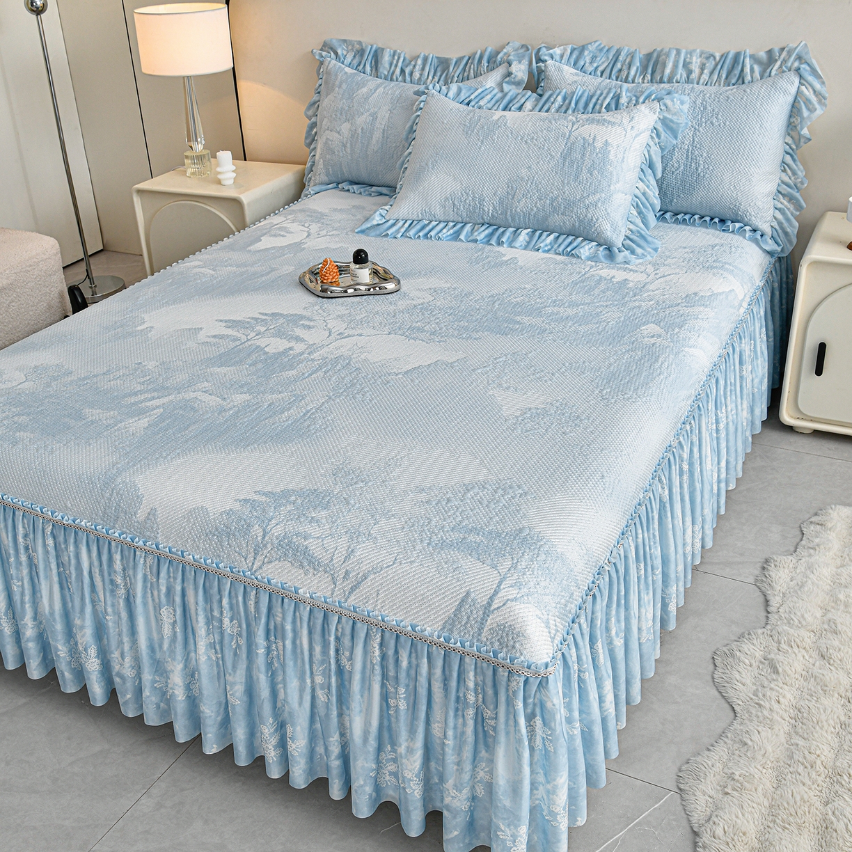 91家纺网 家纺一手货源 找家纺 畅畅家纺 2026新款夏季冰豆豆PE高分子凉感印花床裙款空调软凉席三件套 意境-蓝