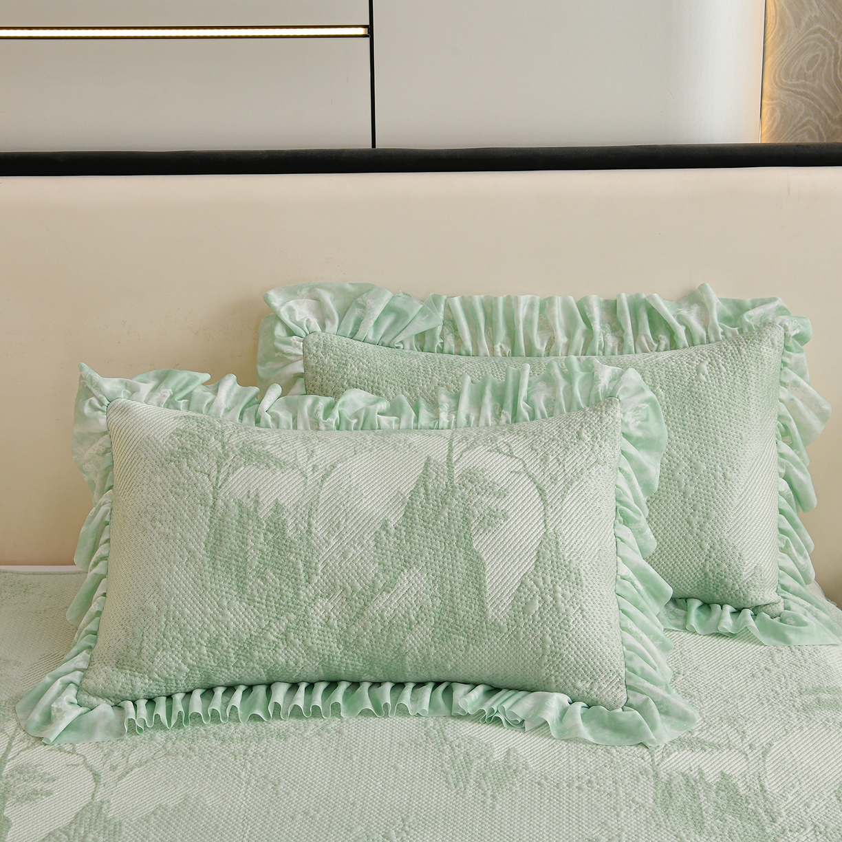 91家纺网 家纺一手货源 找家纺 畅畅家纺 2026新款夏季冰豆豆PE高分子凉感印花床裙款空调软凉席三件套 意境-绿