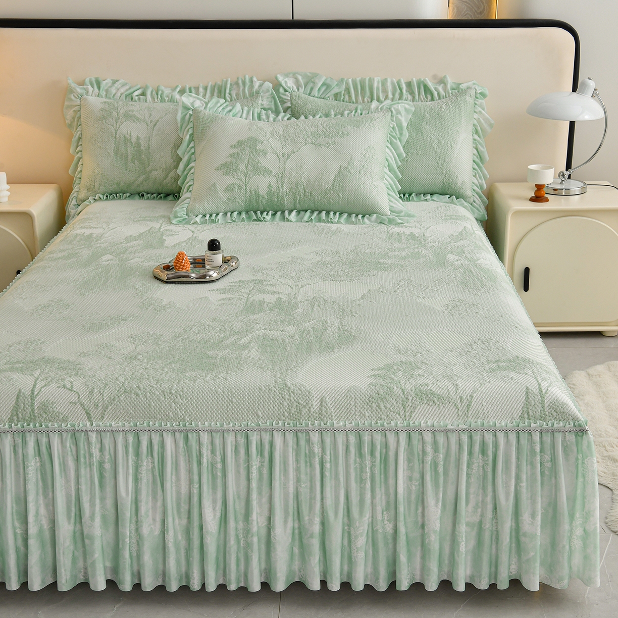 91家纺网 家纺一手货源 找家纺 畅畅家纺 2026新款夏季冰豆豆PE高分子凉感印花床裙款空调软凉席三件套 意境-绿