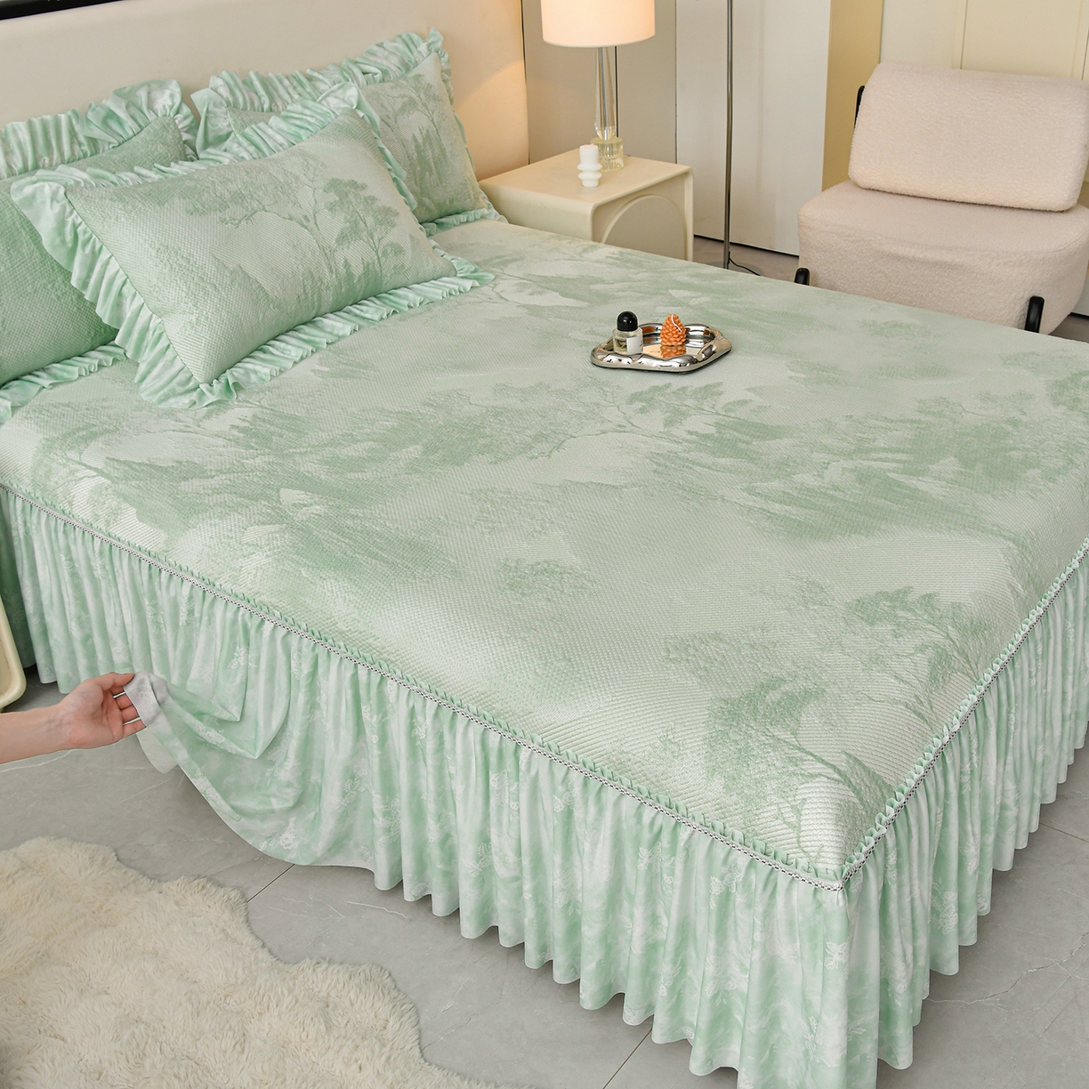 91家纺网 家纺一手货源 找家纺 畅畅家纺 2026新款夏季冰豆豆PE高分子凉感印花床裙款空调软凉席三件套 意境-绿