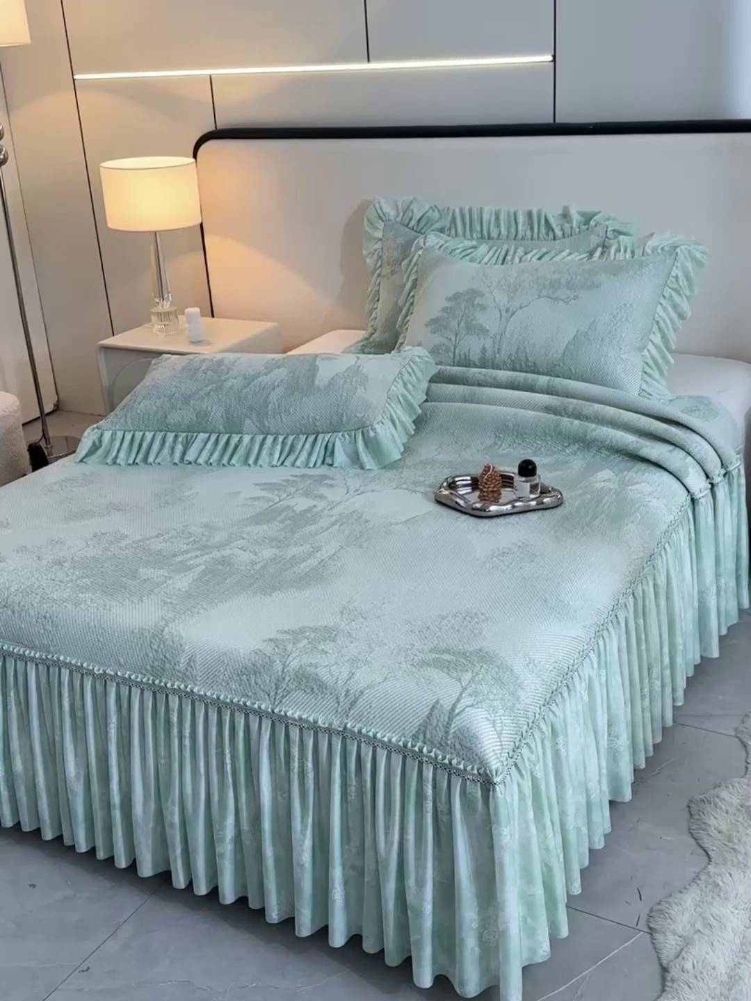 91家纺网 家纺一手货源 找家纺 畅畅家纺 2026新款夏季冰豆豆PE高分子凉感印花床裙款空调软凉席三件套 意境-绿