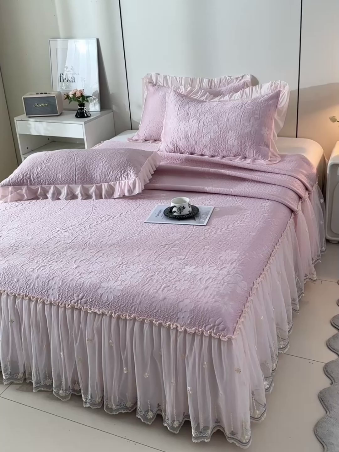 91家纺网 家纺一手货源 找家纺 （总）畅畅家纺 2026新款花边3D立体冰豆豆冰丝凉席床裙款三件套