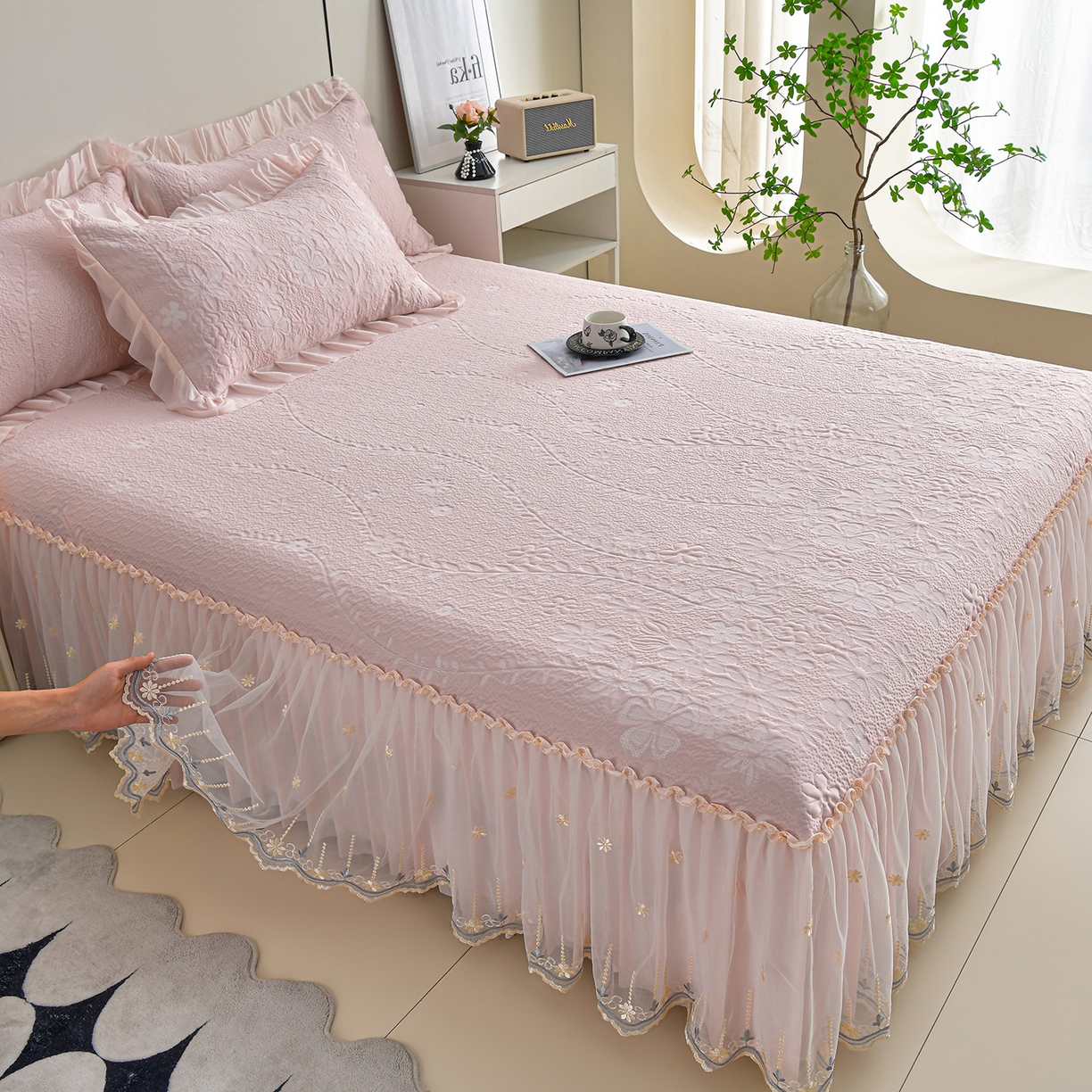 91家纺网 家纺一手货源 找家纺 （总）畅畅家纺 2026新款花边3D立体冰豆豆冰丝凉席床裙款三件套