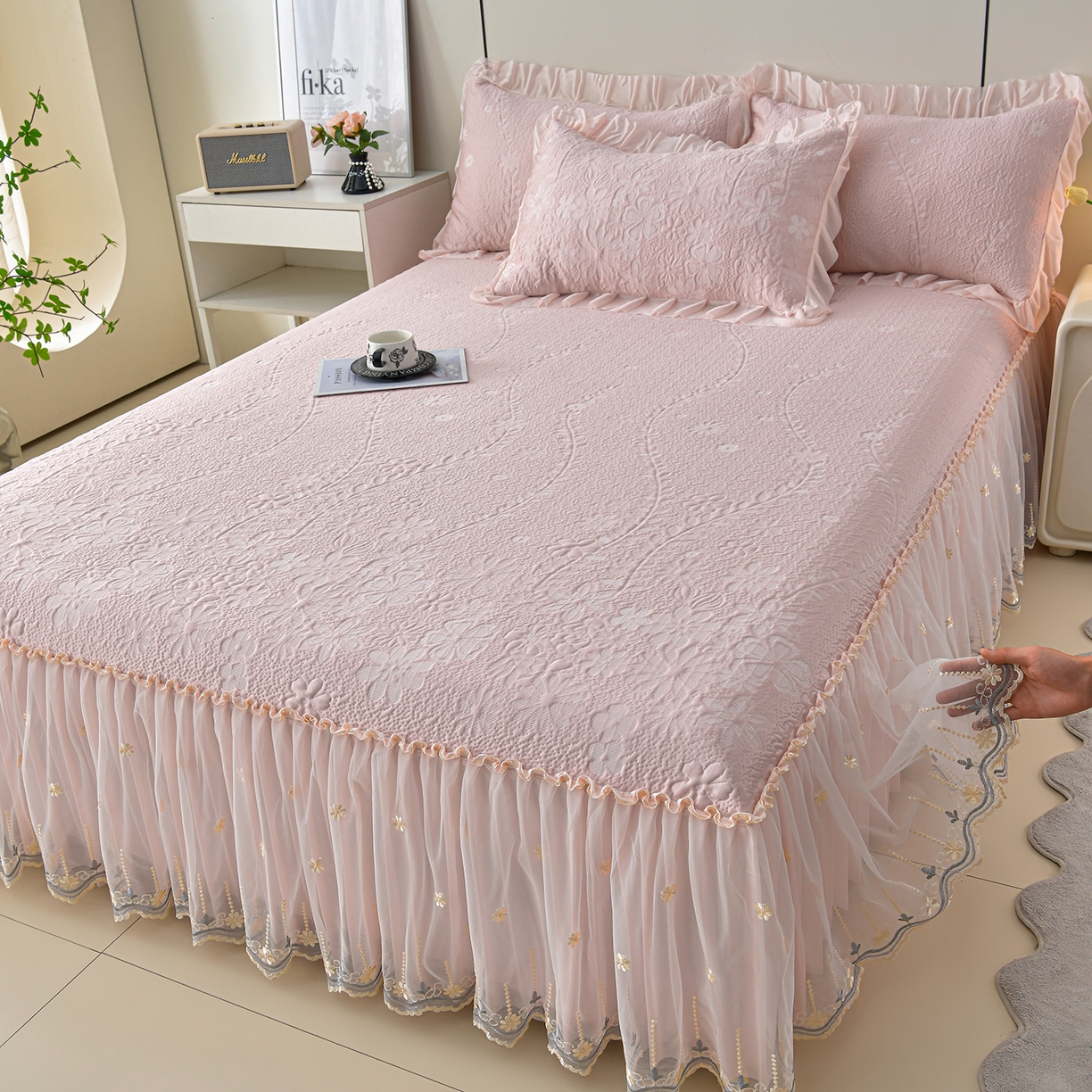 91家纺网 家纺一手货源 找家纺 （总）畅畅家纺 2026新款花边3D立体冰豆豆冰丝凉席床裙款三件套