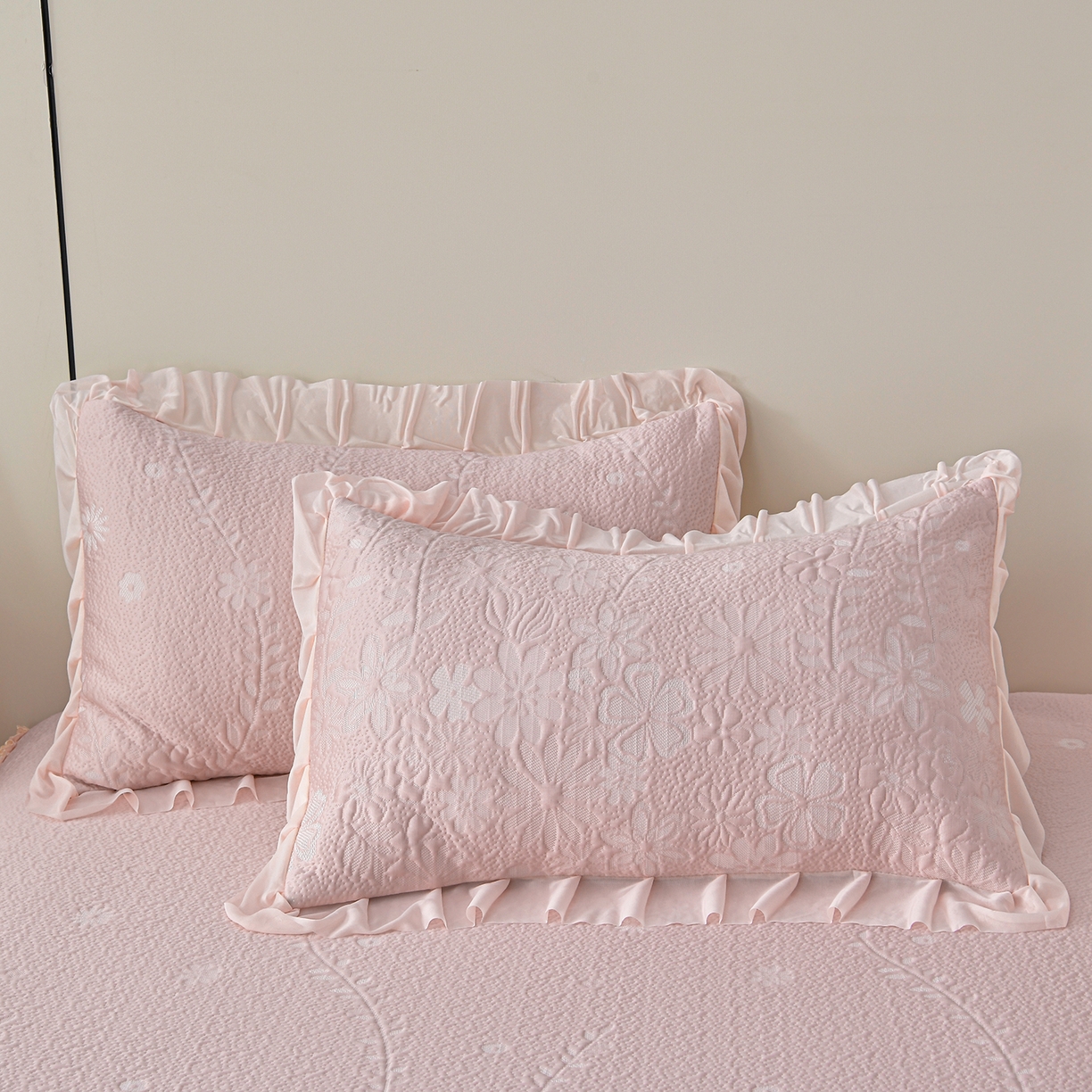 91家纺网 家纺一手货源 找家纺 畅畅家纺 2026新款花边3D立体冰豆豆冰丝凉席床裙款三件套 漫舞-粉