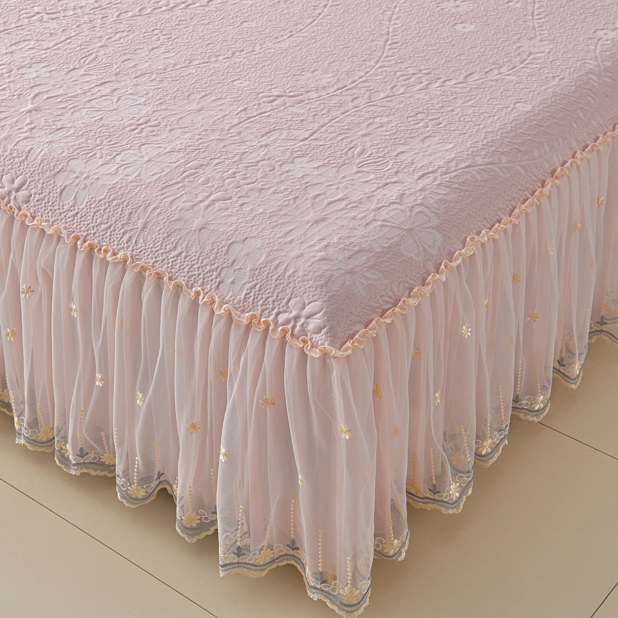 91家纺网 家纺一手货源 找家纺 畅畅家纺 2026新款花边3D立体冰豆豆冰丝凉席床裙款三件套 漫舞-粉