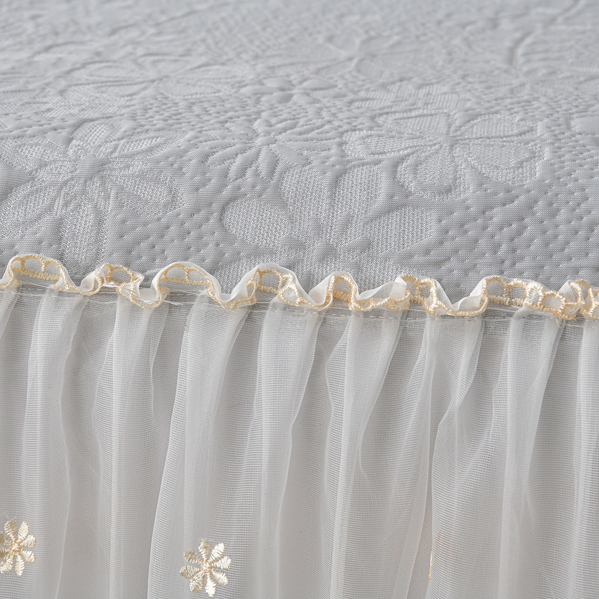 91家纺网 家纺一手货源 找家纺 畅畅家纺 2026新款花边3D立体冰豆豆冰丝凉席床裙款三件套 漫舞-灰