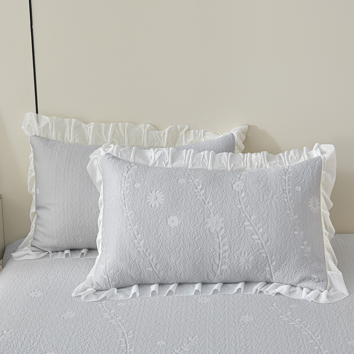 91家纺网 家纺一手货源 找家纺 畅畅家纺 2026新款花边3D立体冰豆豆冰丝凉席床裙款三件套 漫舞-灰