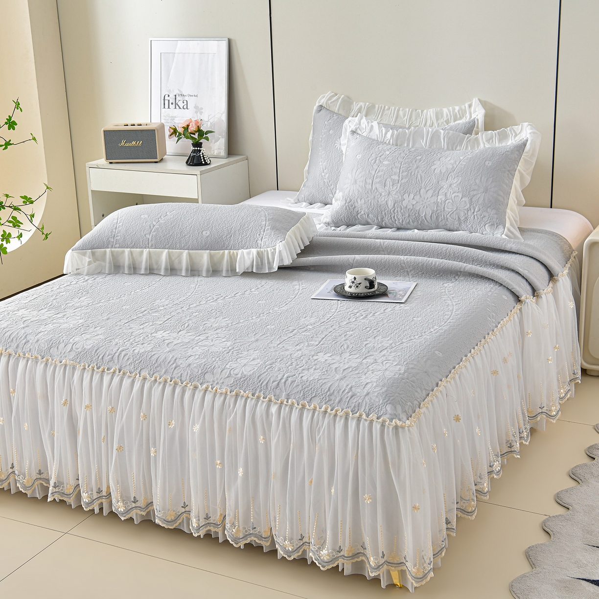 91家纺网 家纺一手货源 找家纺 畅畅家纺 2026新款花边3D立体冰豆豆冰丝凉席床裙款三件套 漫舞-灰