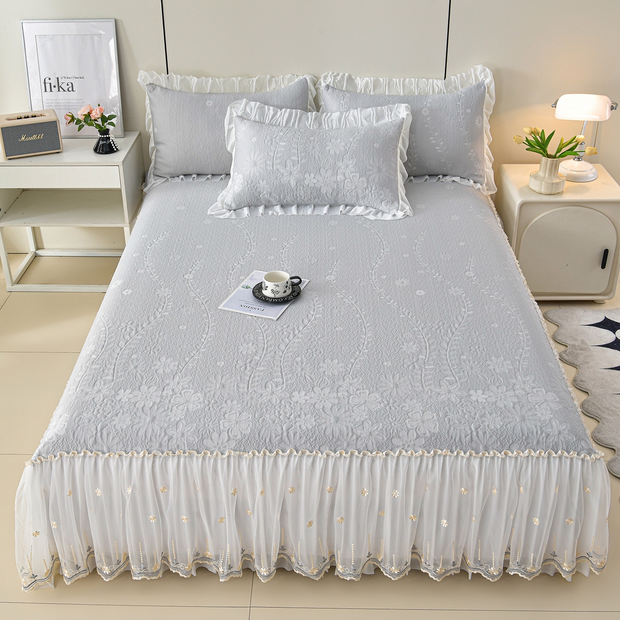 91家纺网 家纺一手货源 找家纺 畅畅家纺 2026新款花边3D立体冰豆豆冰丝凉席床裙款三件套 漫舞-灰