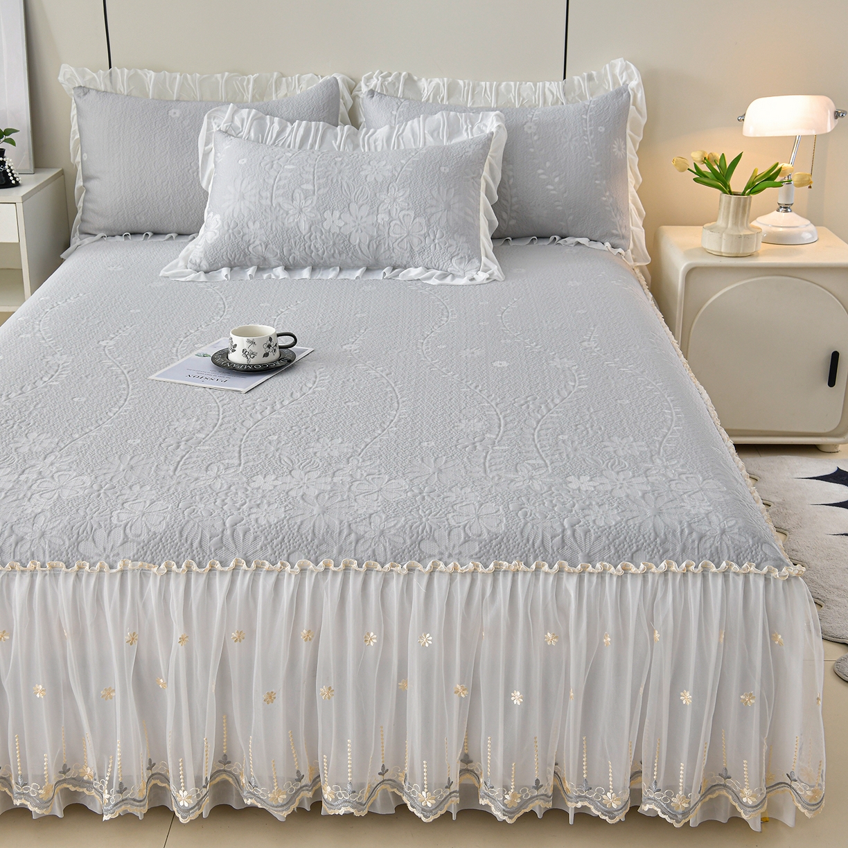 91家纺网 家纺一手货源 找家纺 畅畅家纺 2026新款花边3D立体冰豆豆冰丝凉席床裙款三件套 漫舞-灰