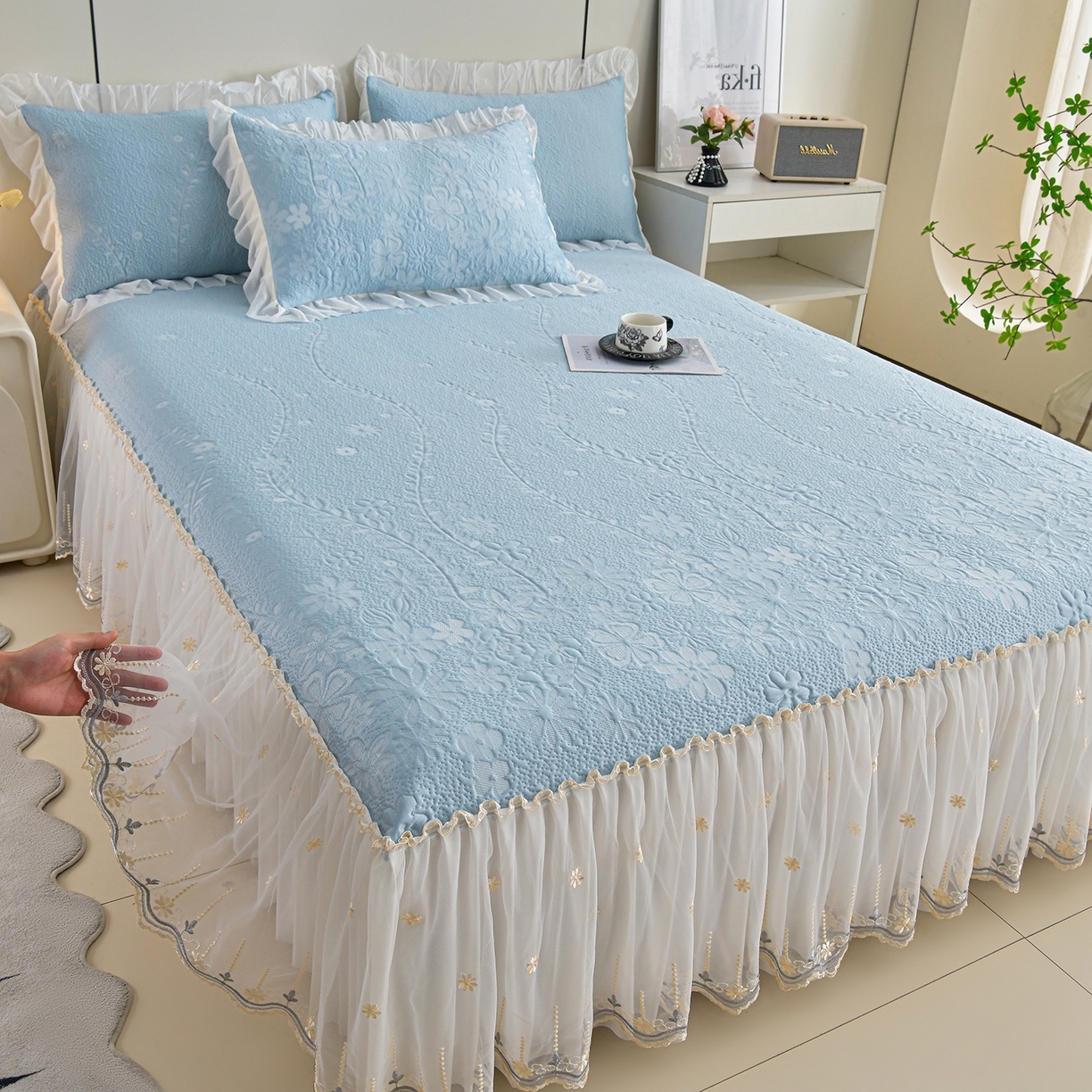 91家纺网 家纺一手货源 找家纺 畅畅家纺 2026新款花边3D立体冰豆豆冰丝凉席床裙款三件套 漫舞-蓝