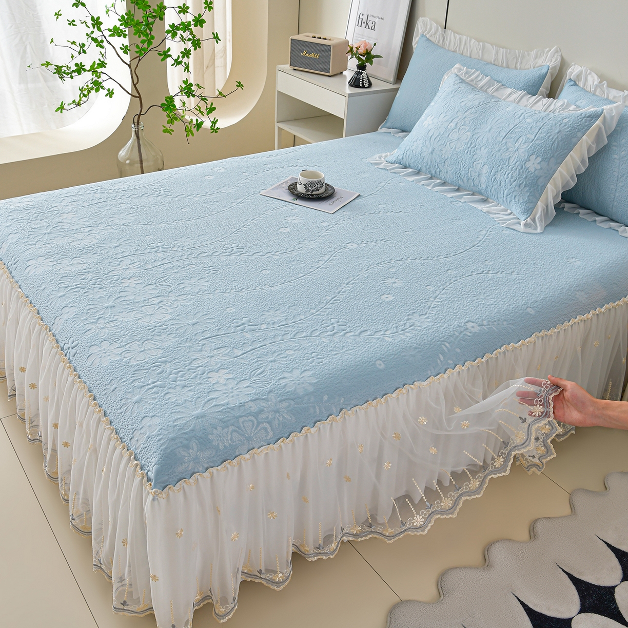 91家纺网 家纺一手货源 找家纺 畅畅家纺 2026新款花边3D立体冰豆豆冰丝凉席床裙款三件套 漫舞-蓝