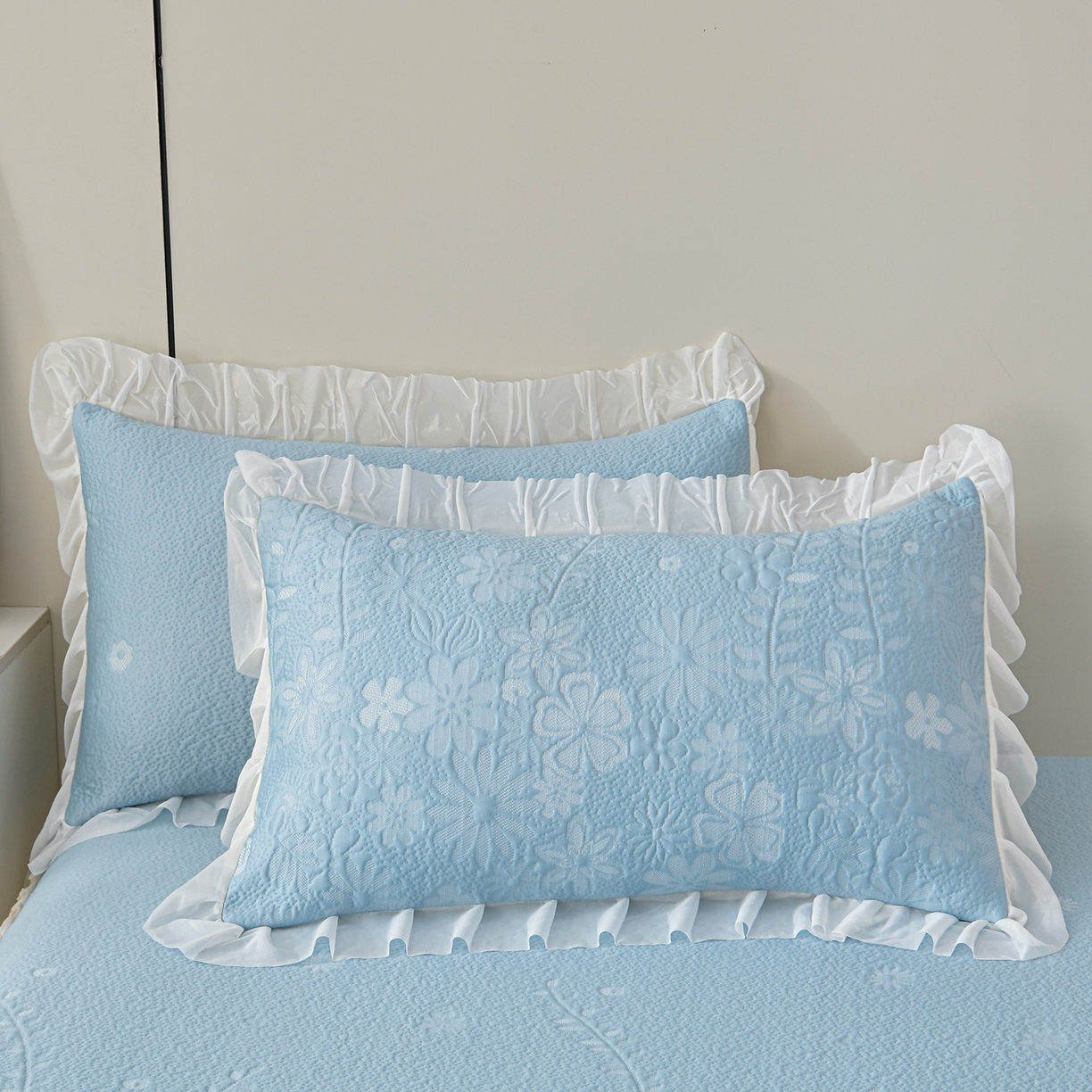 91家纺网 家纺一手货源 找家纺 畅畅家纺 2026新款花边3D立体冰豆豆冰丝凉席床裙款三件套 漫舞-蓝