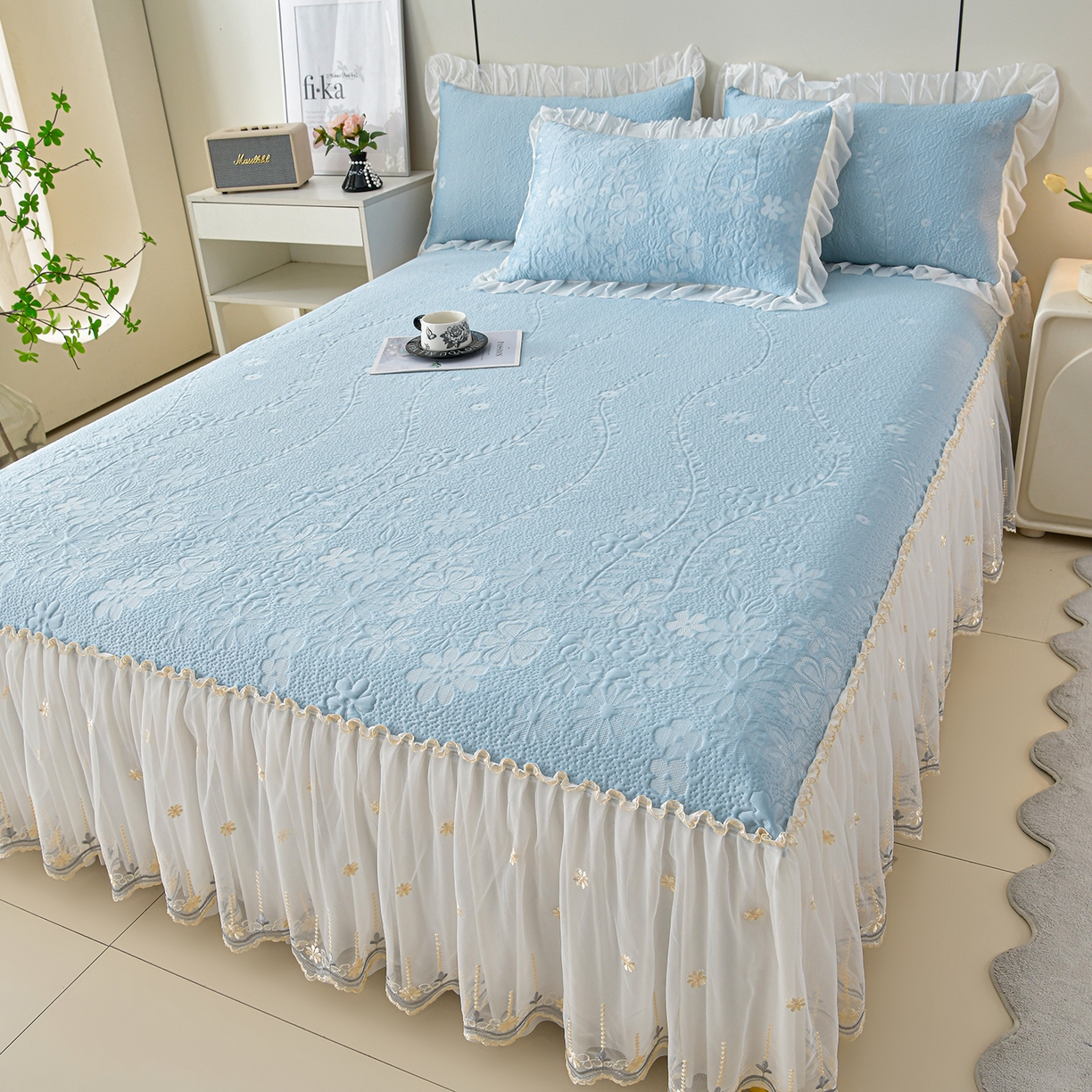 91家纺网 家纺一手货源 找家纺 畅畅家纺 2026新款花边3D立体冰豆豆冰丝凉席床裙款三件套 漫舞-蓝